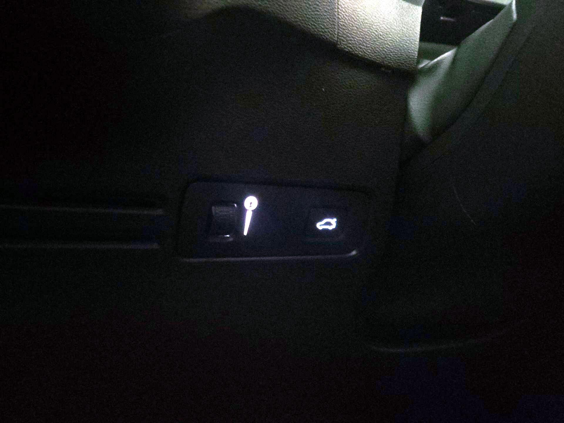 Thumbnail: 2022 Volvo XC40 - 11