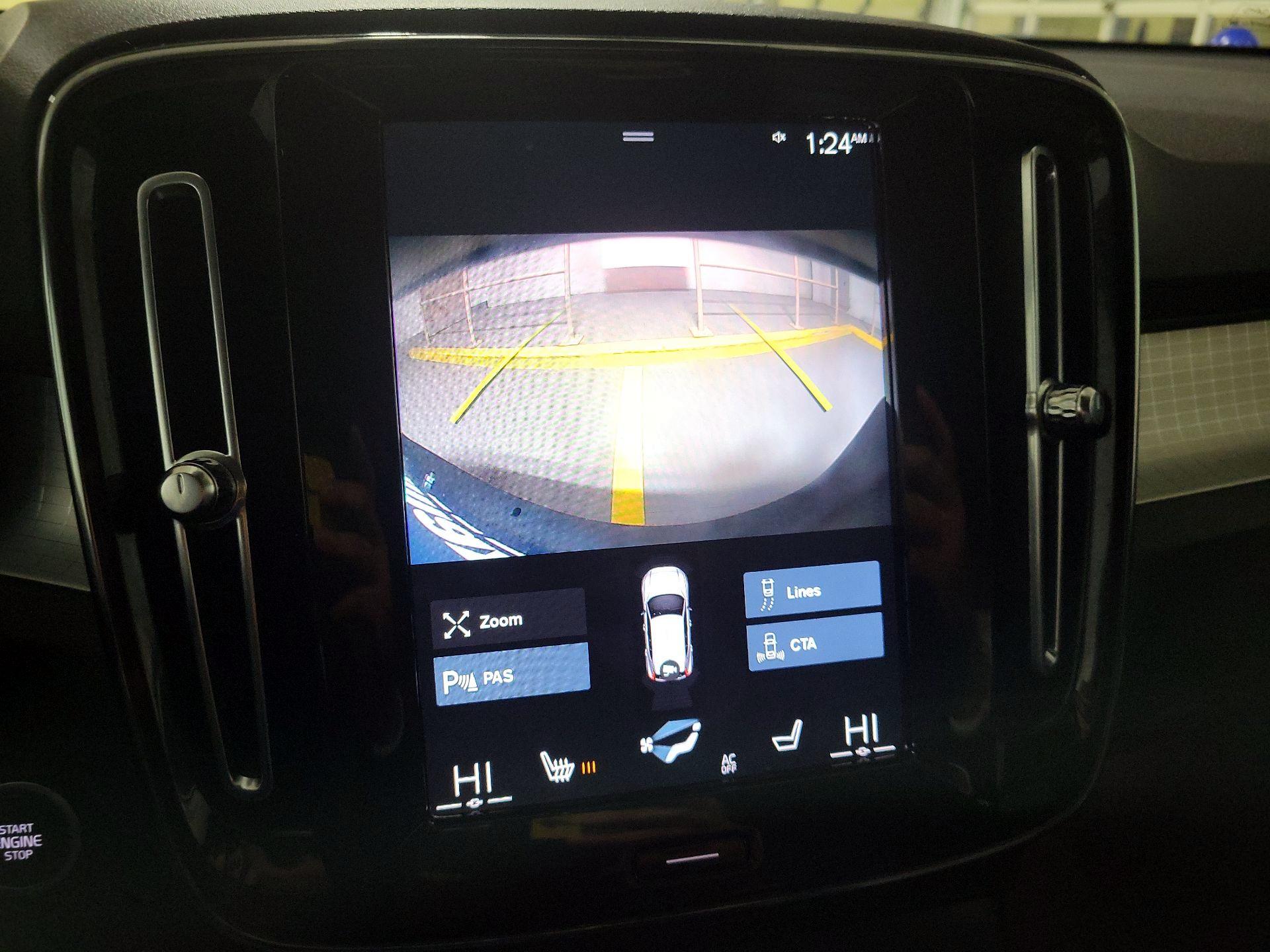 Thumbnail: 2022 Volvo XC40 - 13