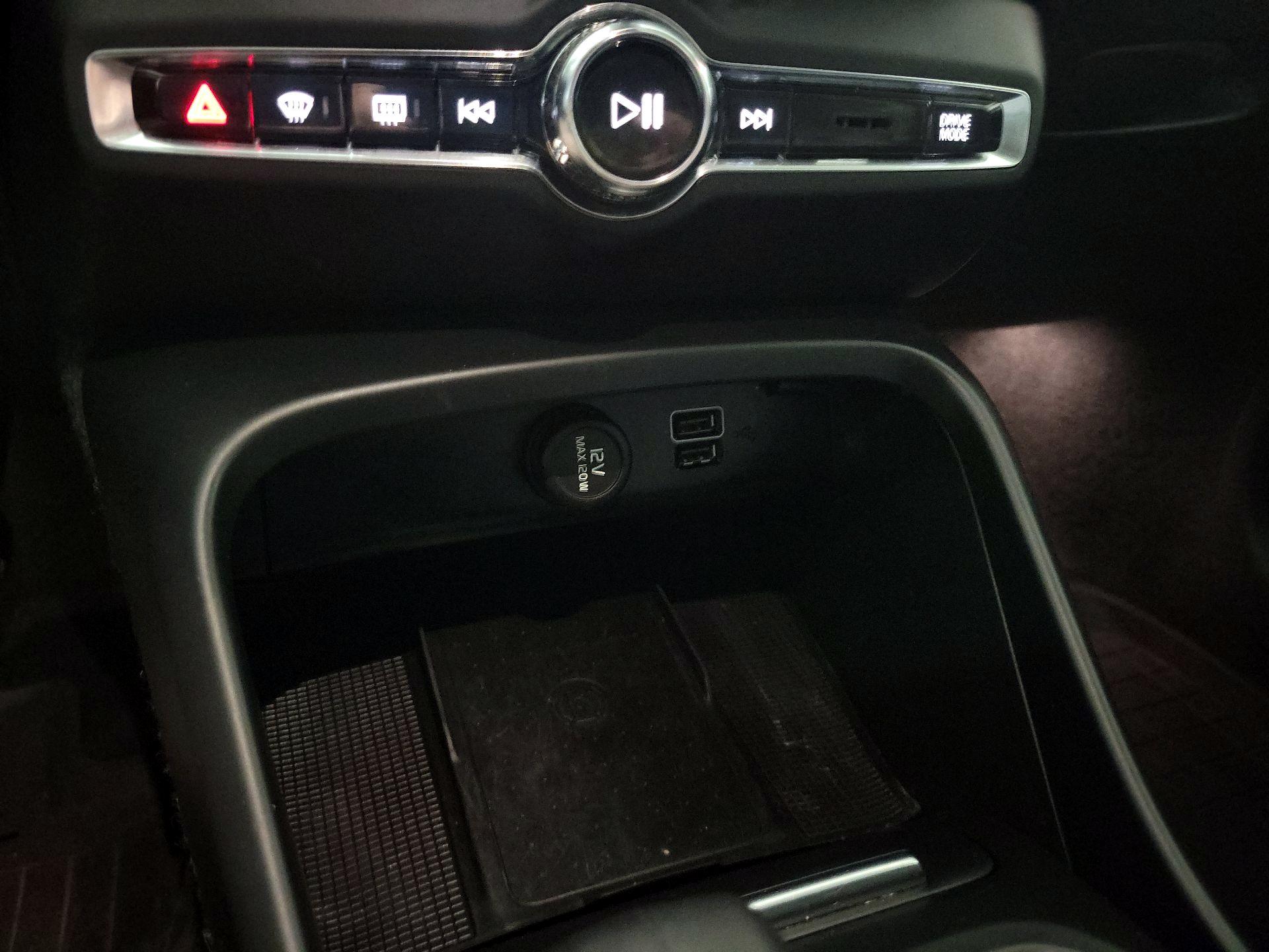 Thumbnail: 2022 Volvo XC40 - 17