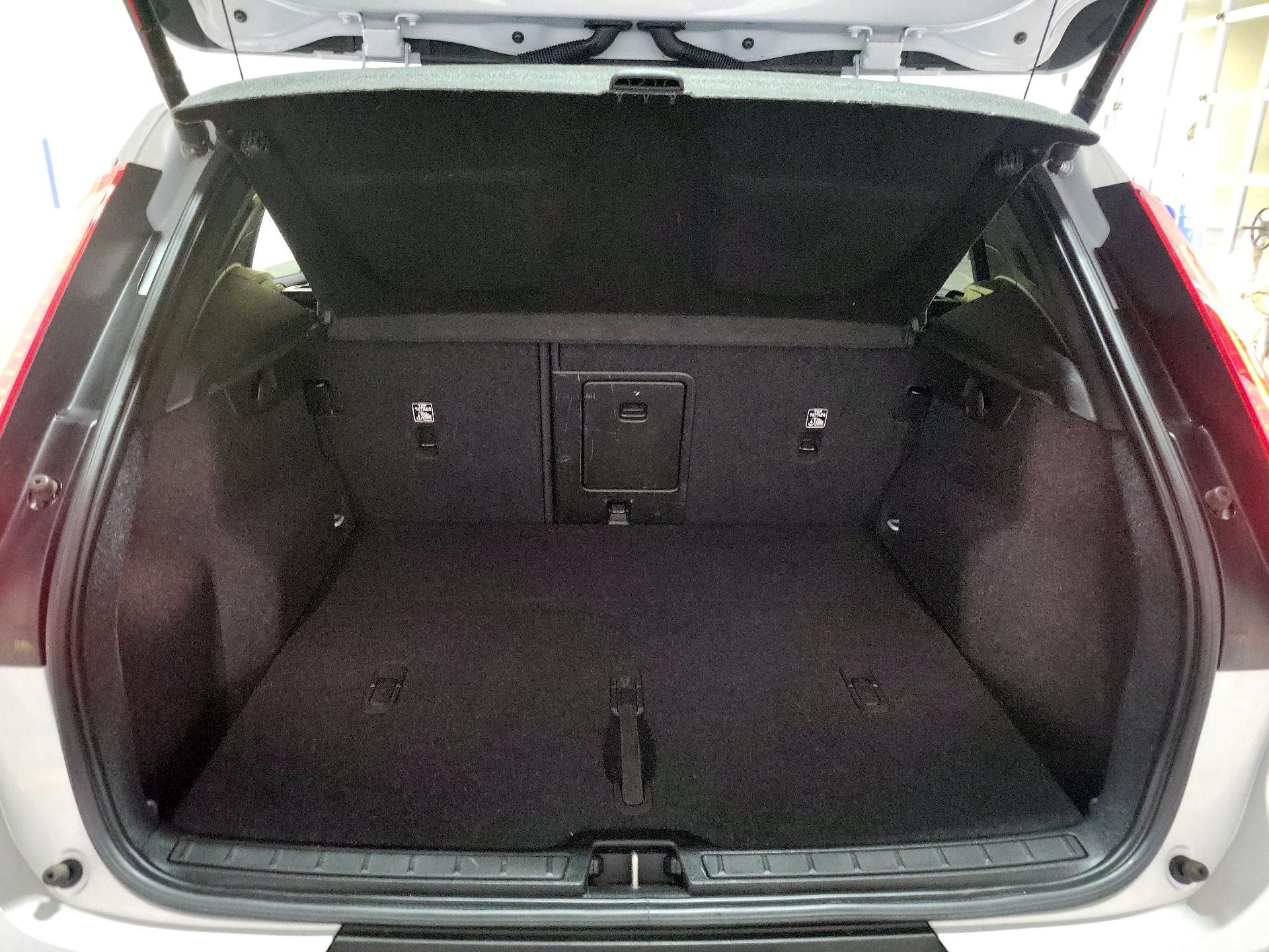 Thumbnail: 2022 Volvo XC40 - 19