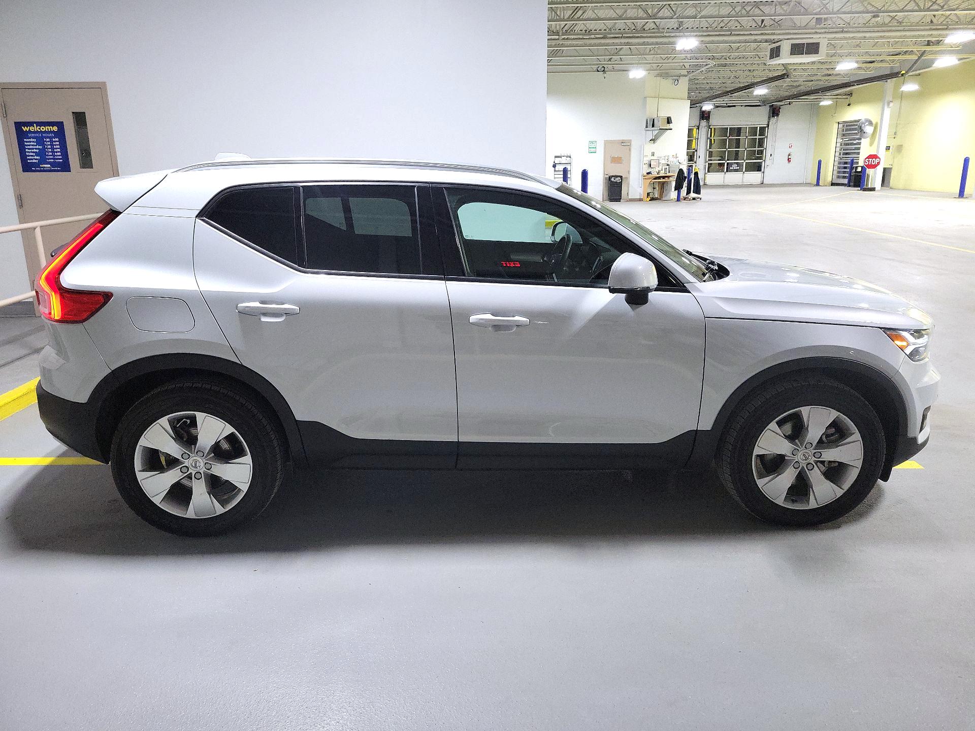 Thumbnail: 2022 Volvo XC40 - 4