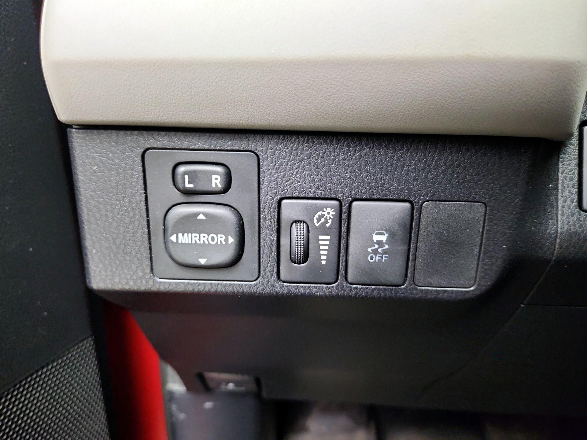 Thumbnail: 2015 Toyota RAV4 - 13