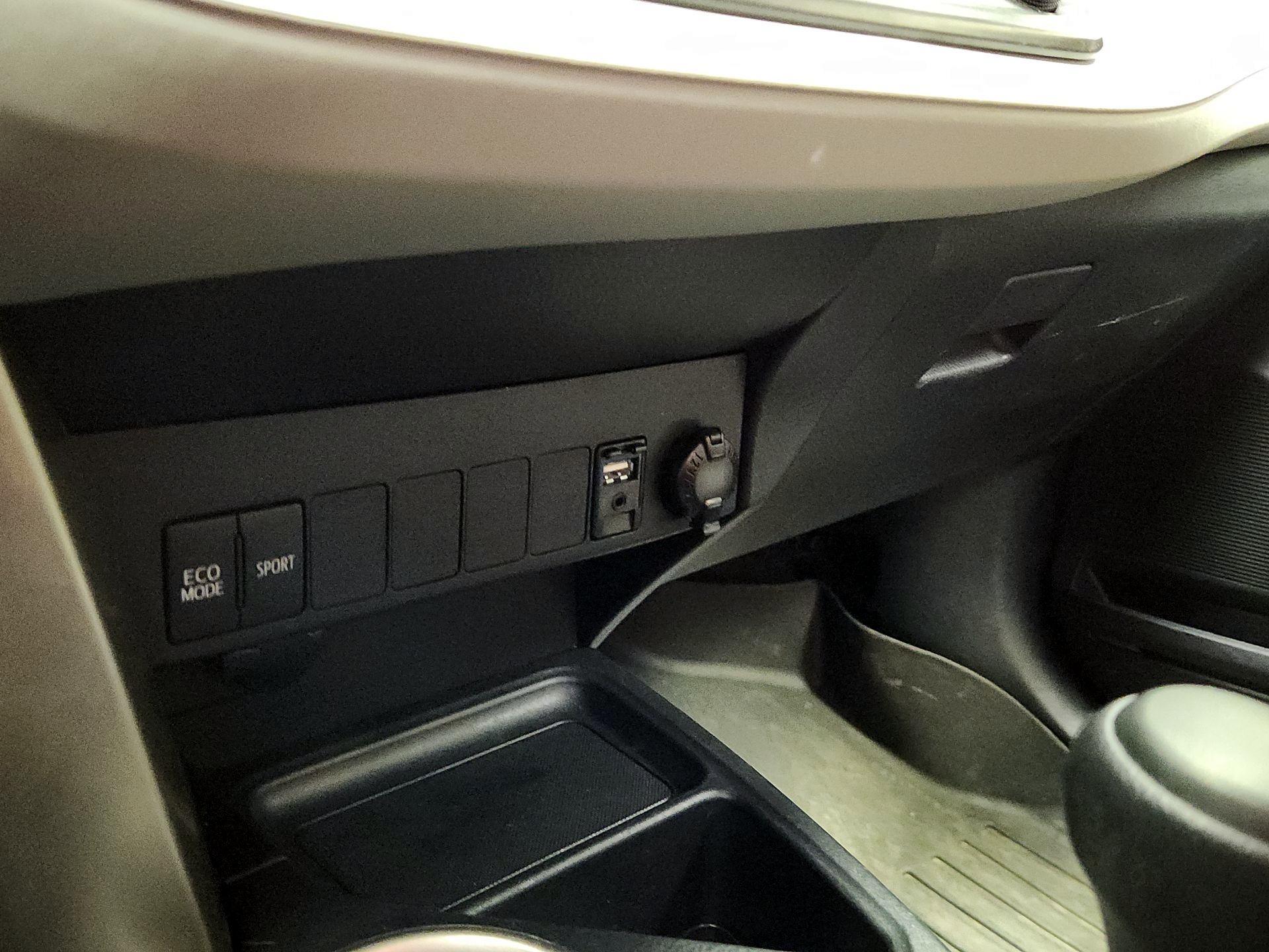 Thumbnail: 2015 Toyota RAV4 - 18