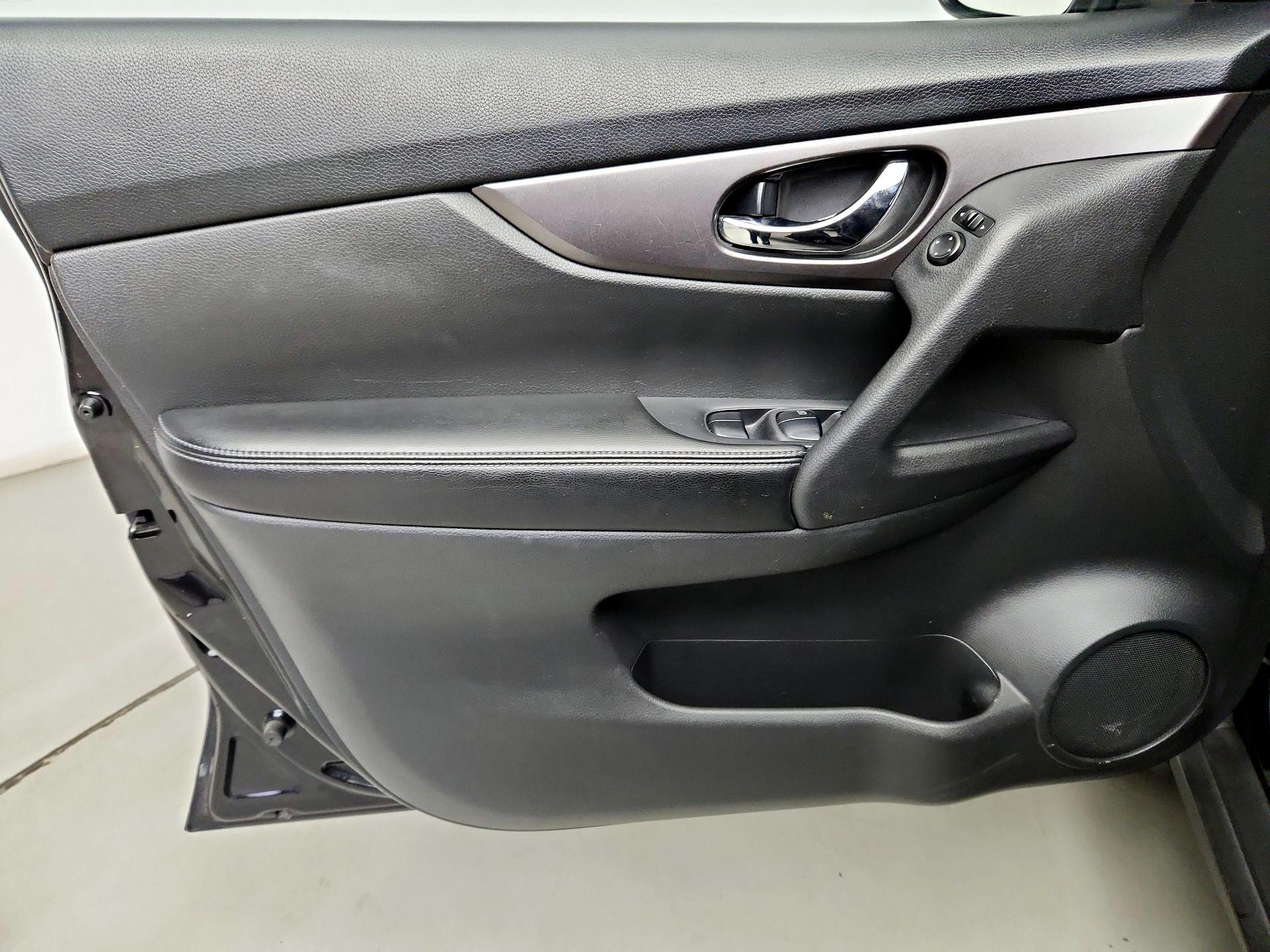 Thumbnail: 2015 Nissan Rogue - 12