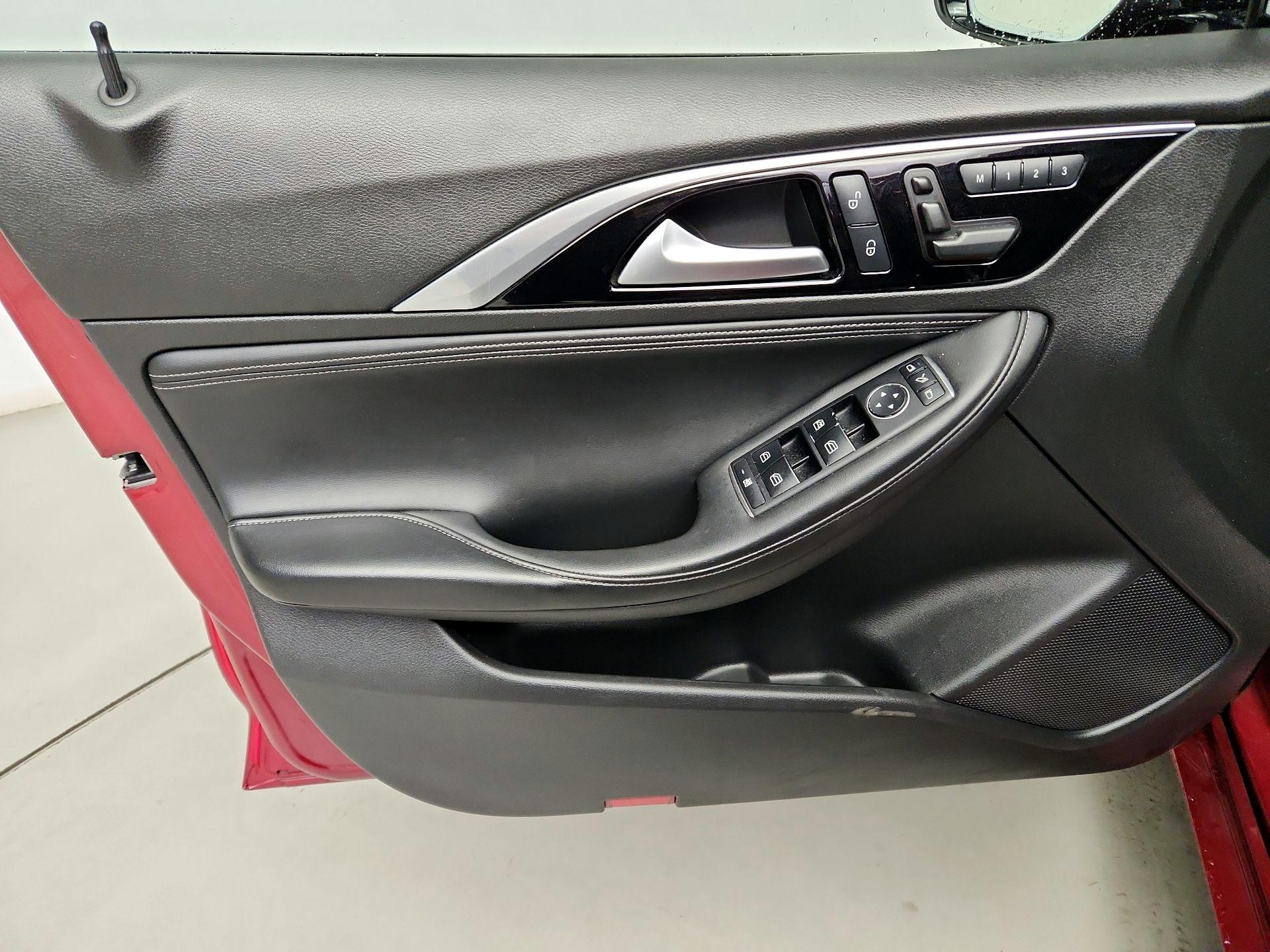Thumbnail: 2017 INFINITI QX30 - 12