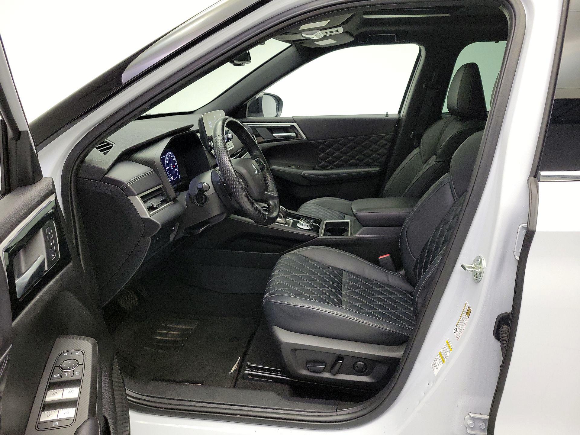 Thumbnail: 2023 Mitsubishi Outlander - 11