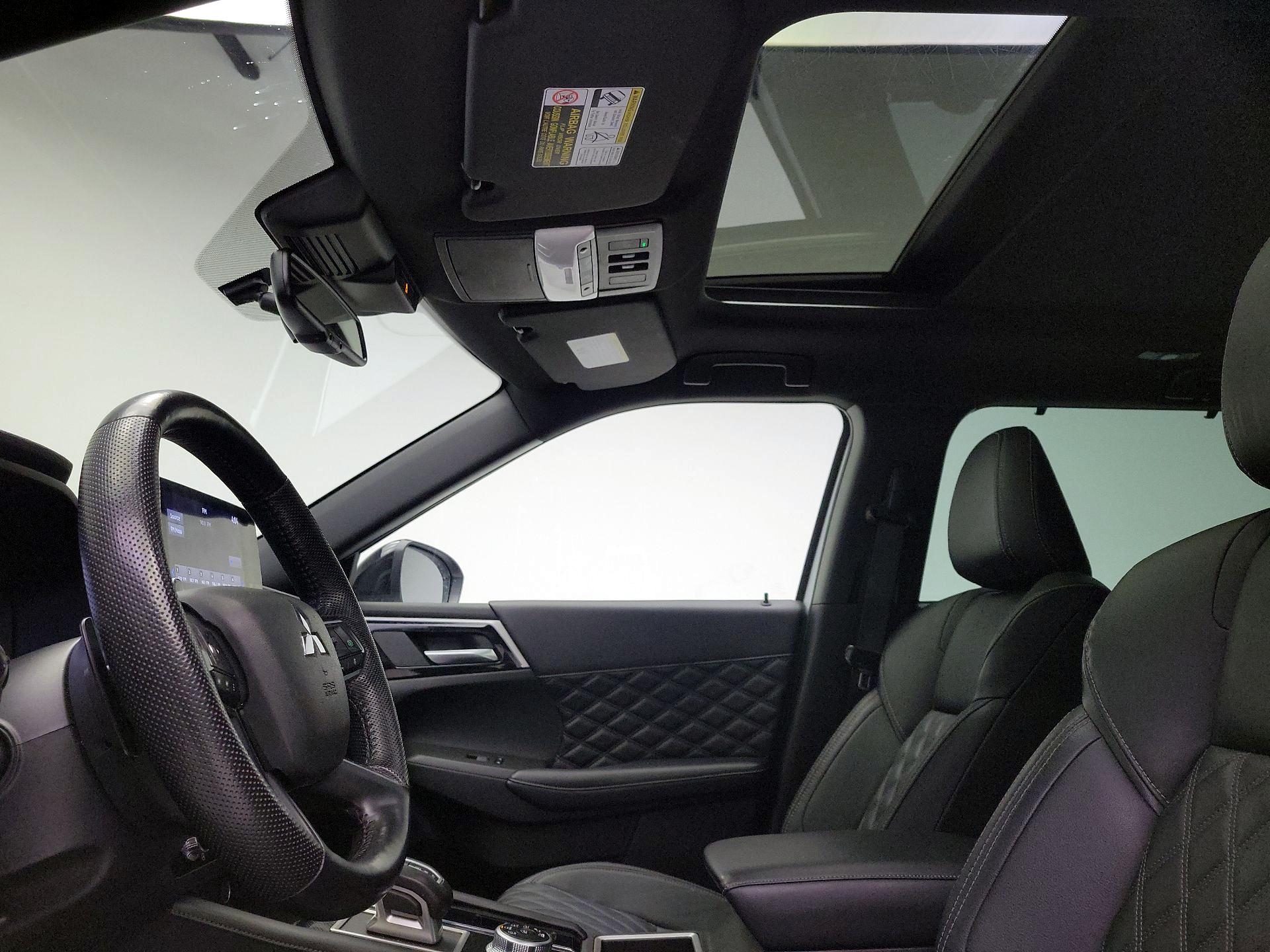 Thumbnail: 2023 Mitsubishi Outlander - 18