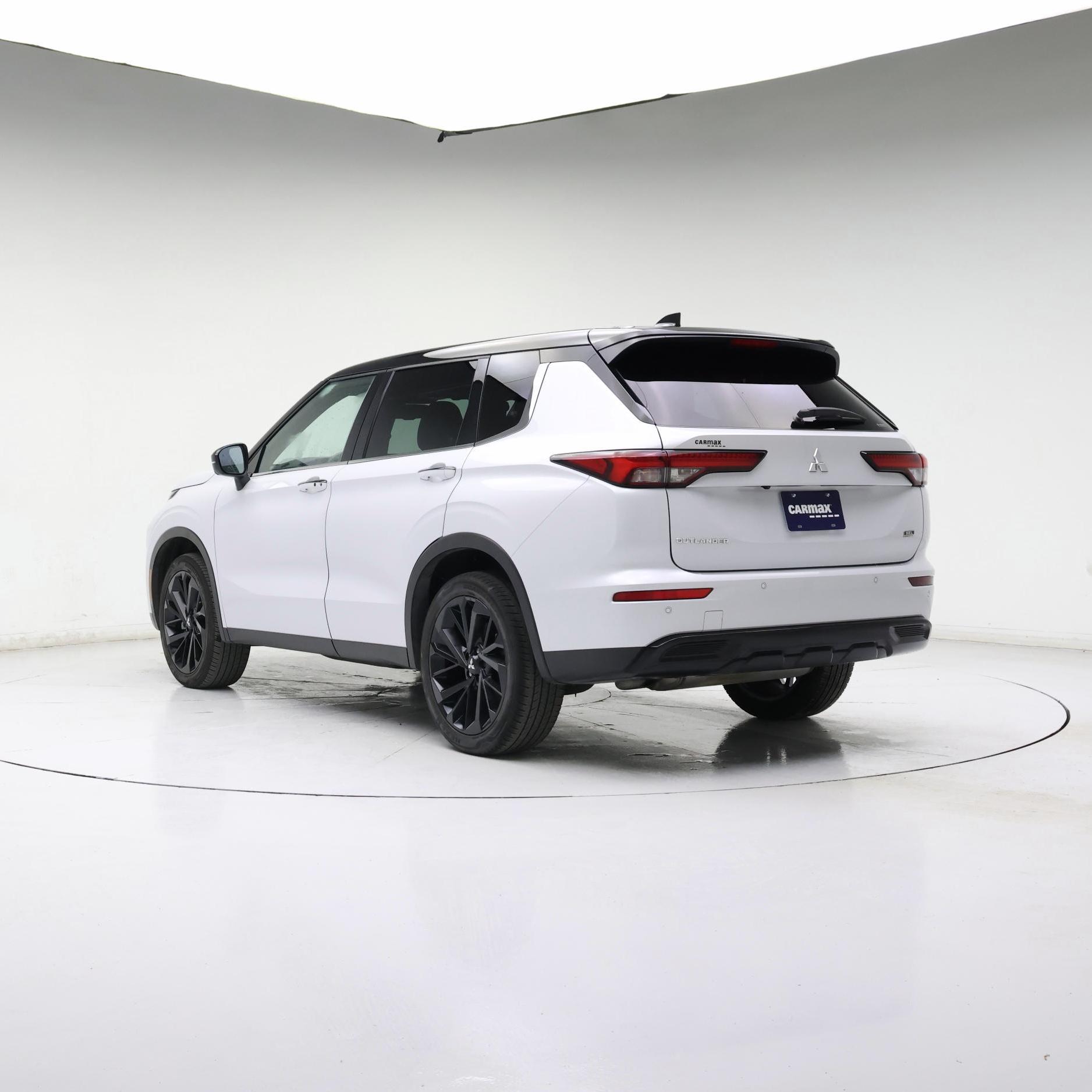 Thumbnail: 2023 Mitsubishi Outlander - 2