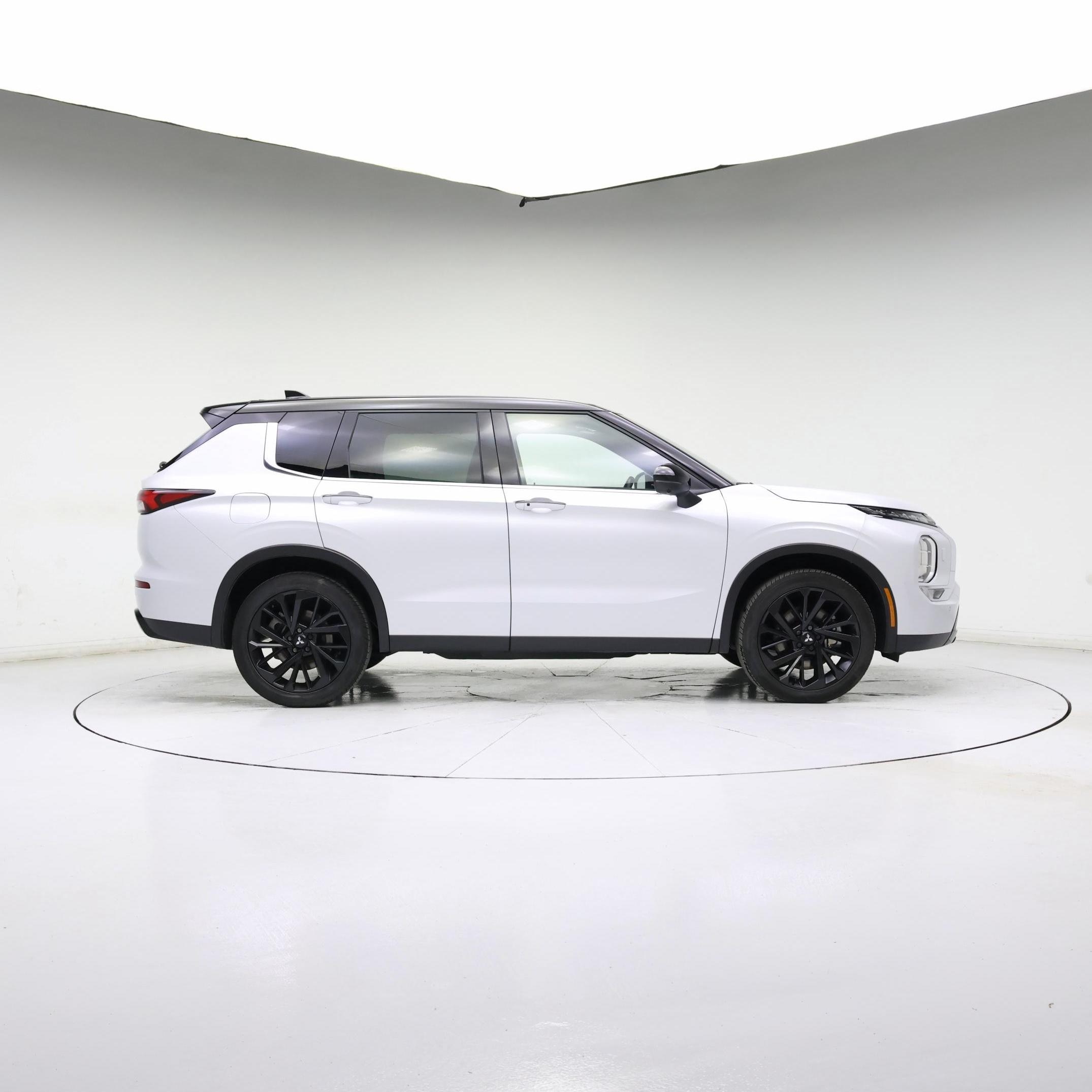 Thumbnail: 2023 Mitsubishi Outlander - 7