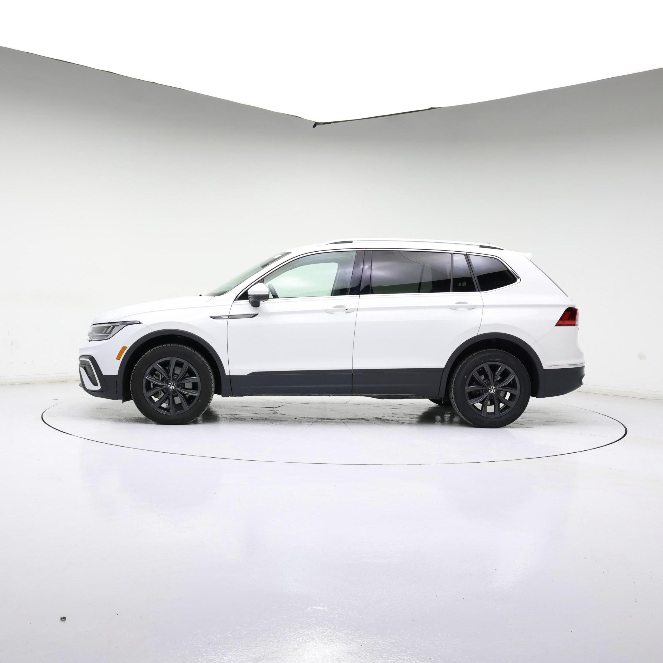 Thumbnail: 2024 Volkswagen Tiguan - 3