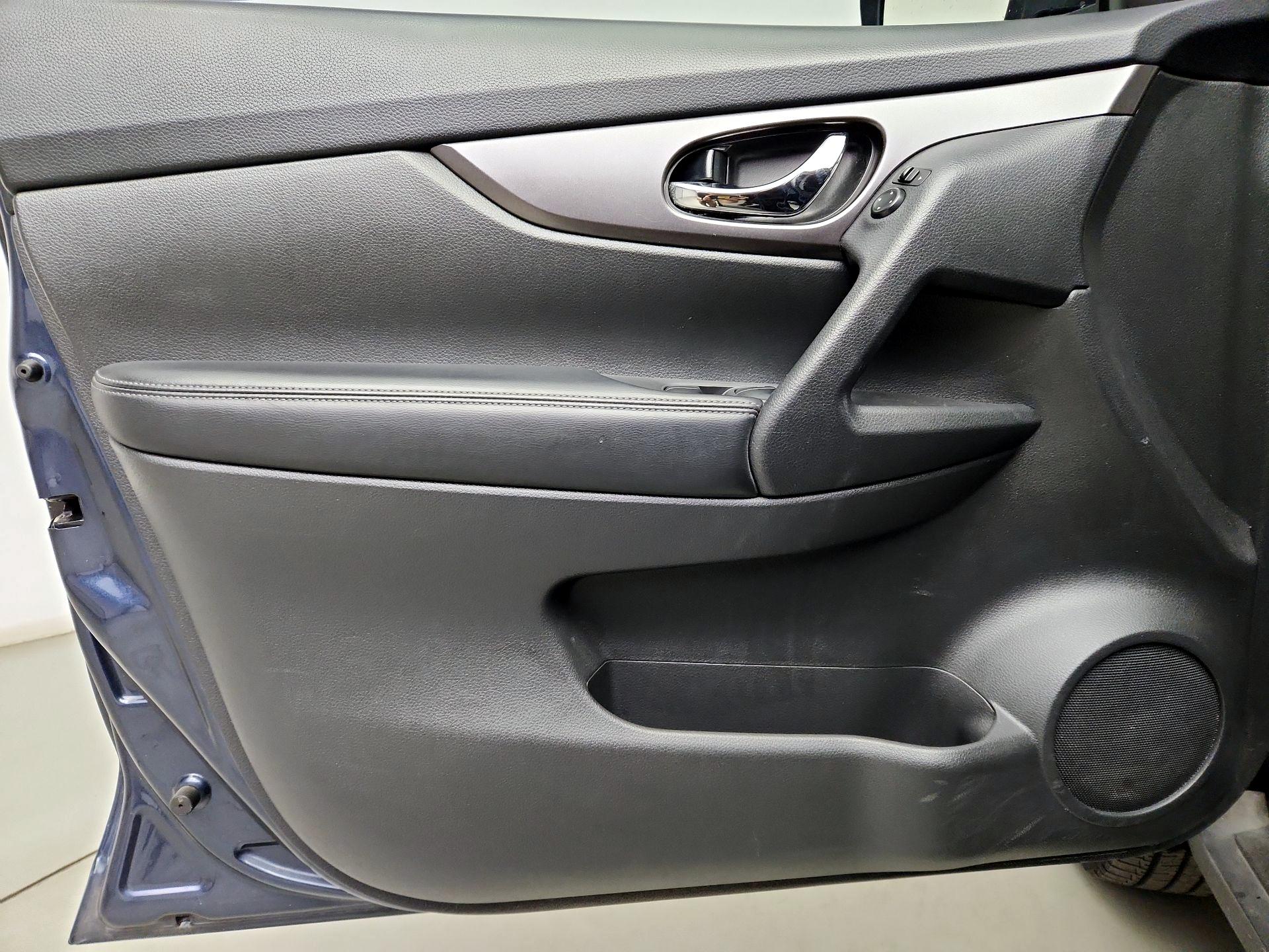 Thumbnail: 2016 Nissan Rogue - 12
