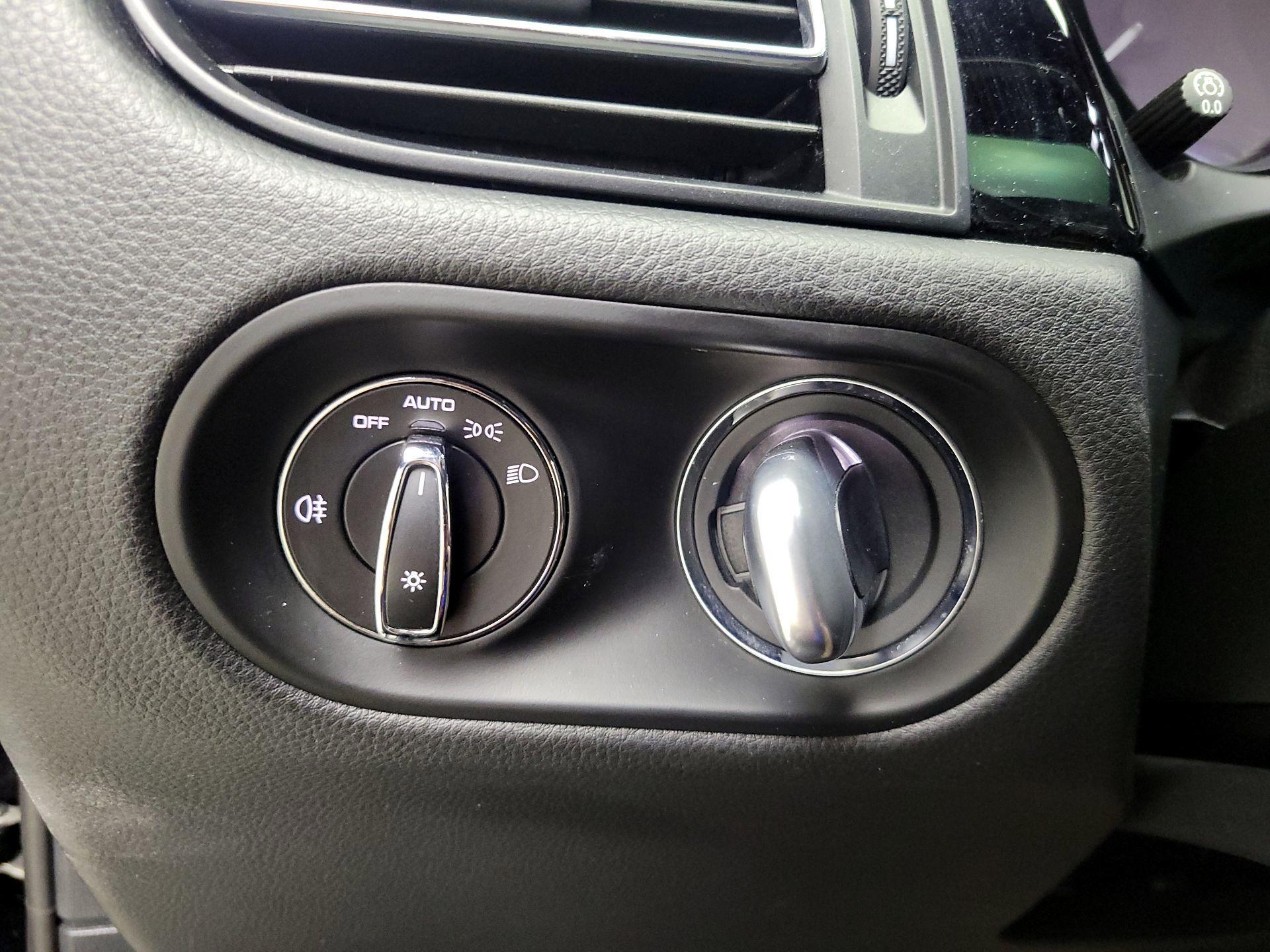 Thumbnail: 2023 Porsche Macan - 13