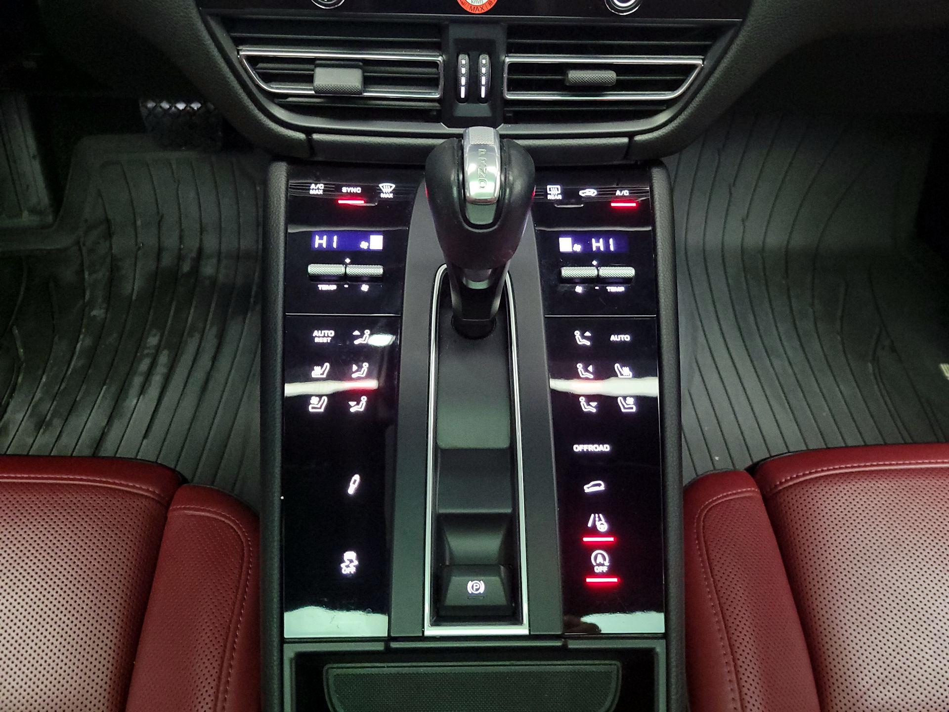 Thumbnail: 2023 Porsche Macan - 18