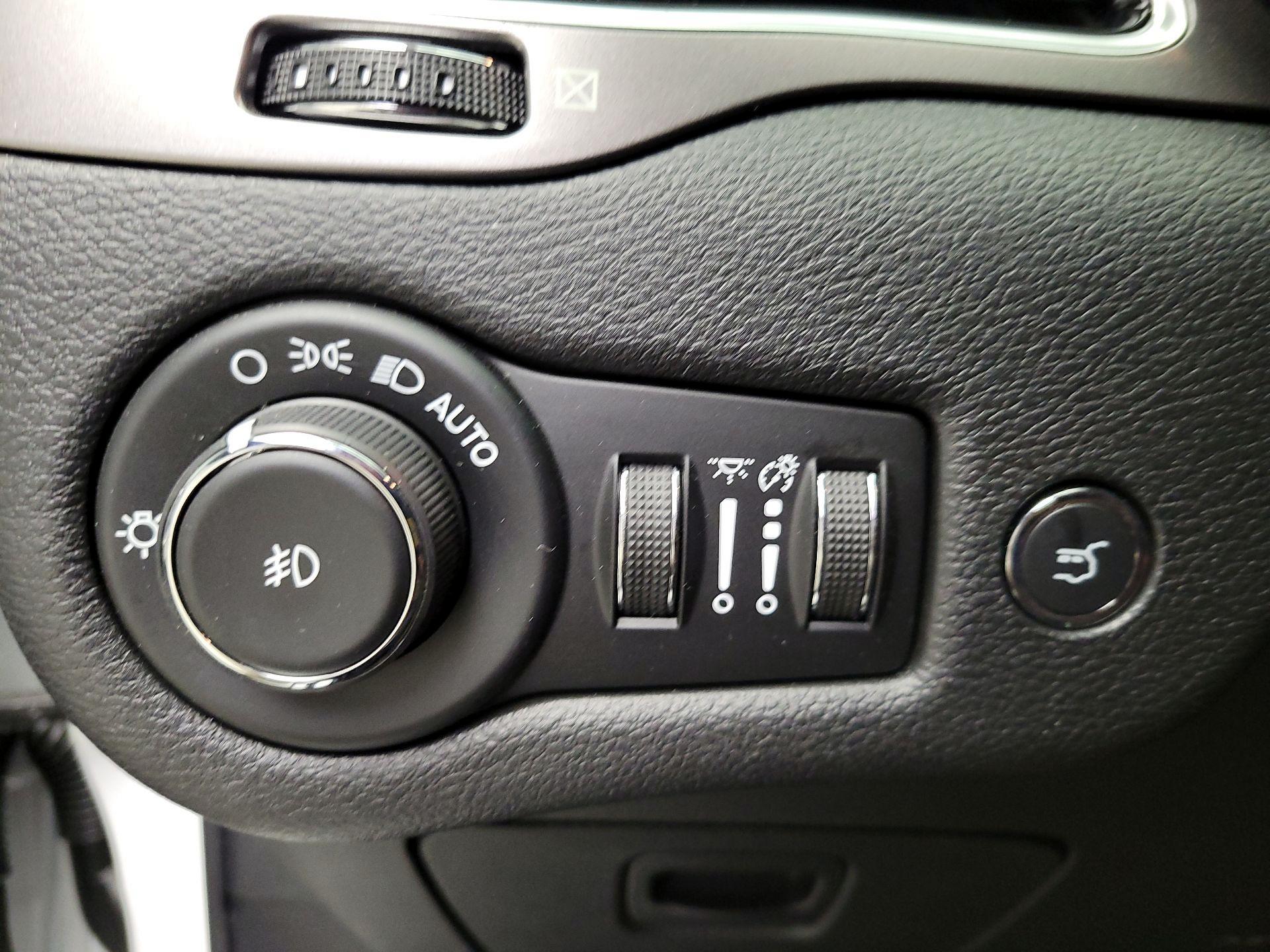 Thumbnail: 2020 Jeep Cherokee - 13