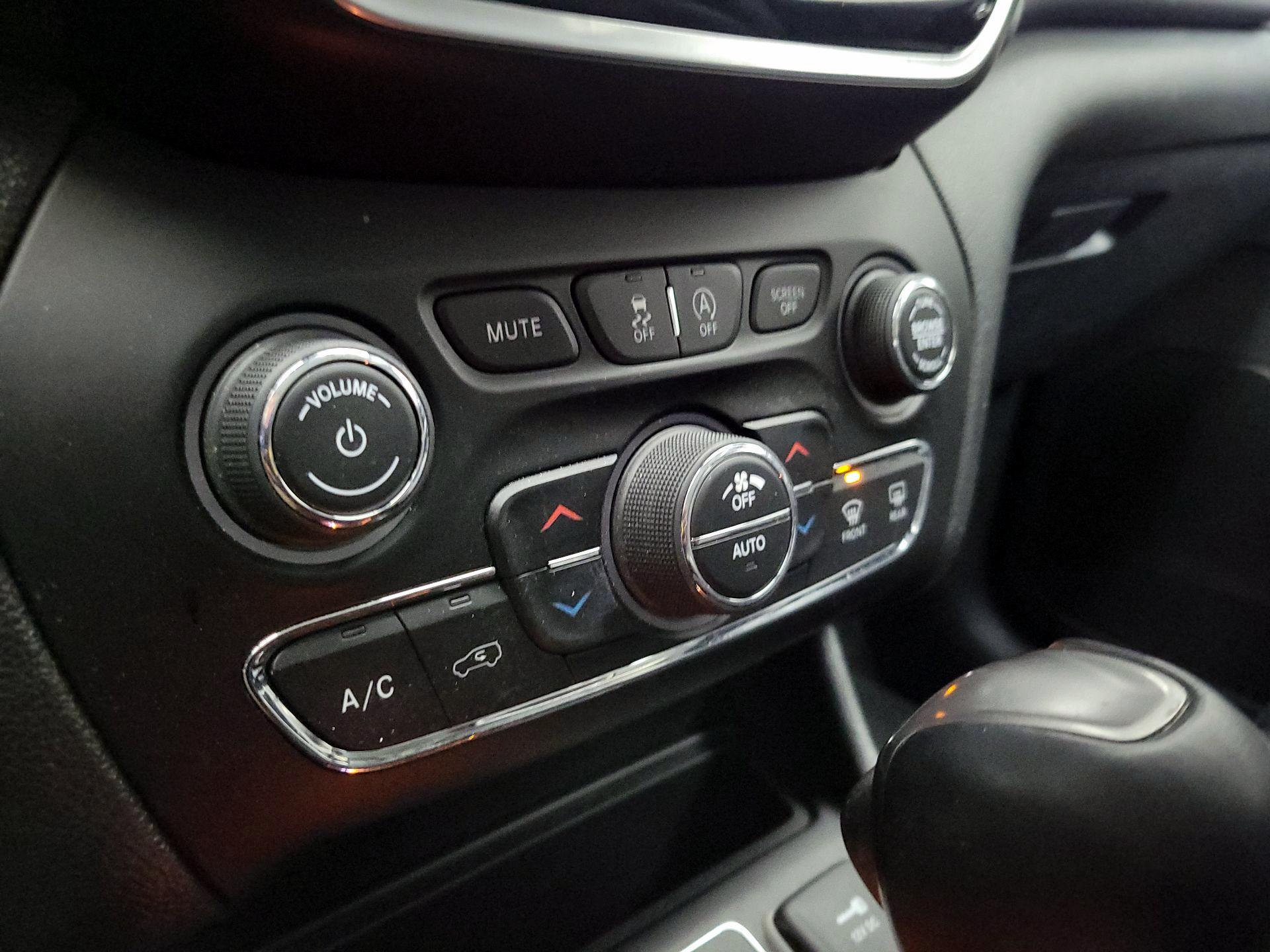 Thumbnail: 2020 Jeep Cherokee - 17