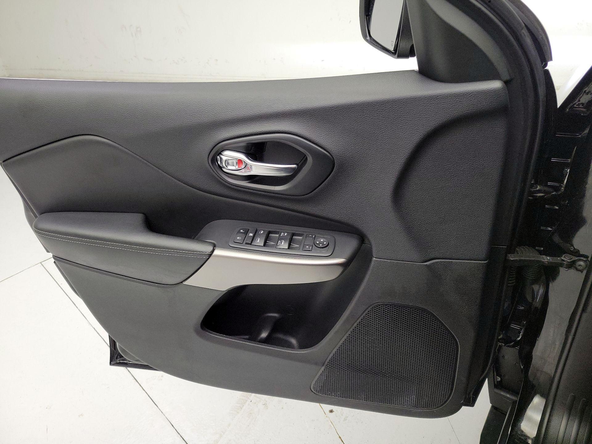 Thumbnail: 2021 Jeep Cherokee - 12