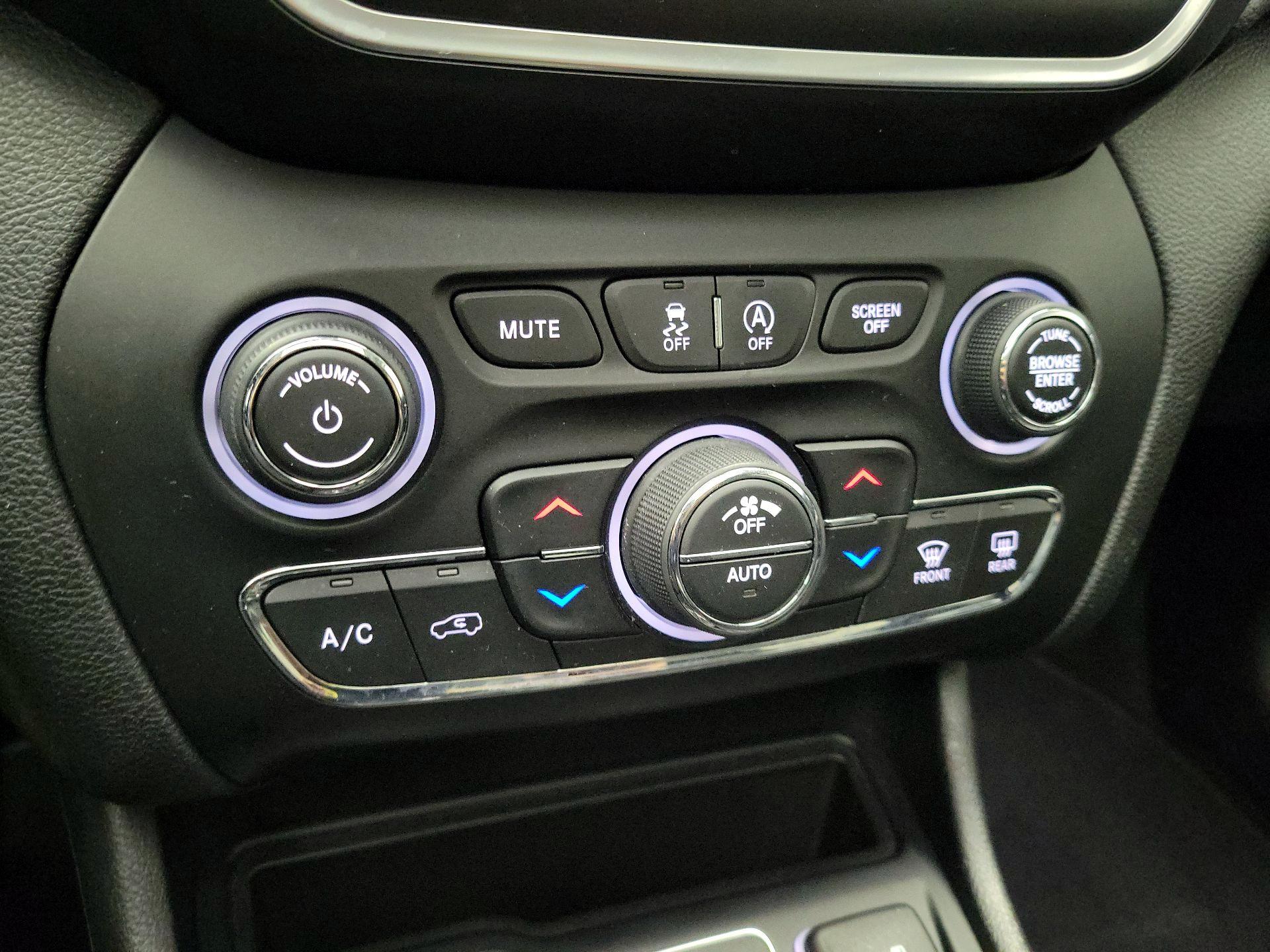 Thumbnail: 2021 Jeep Cherokee - 16