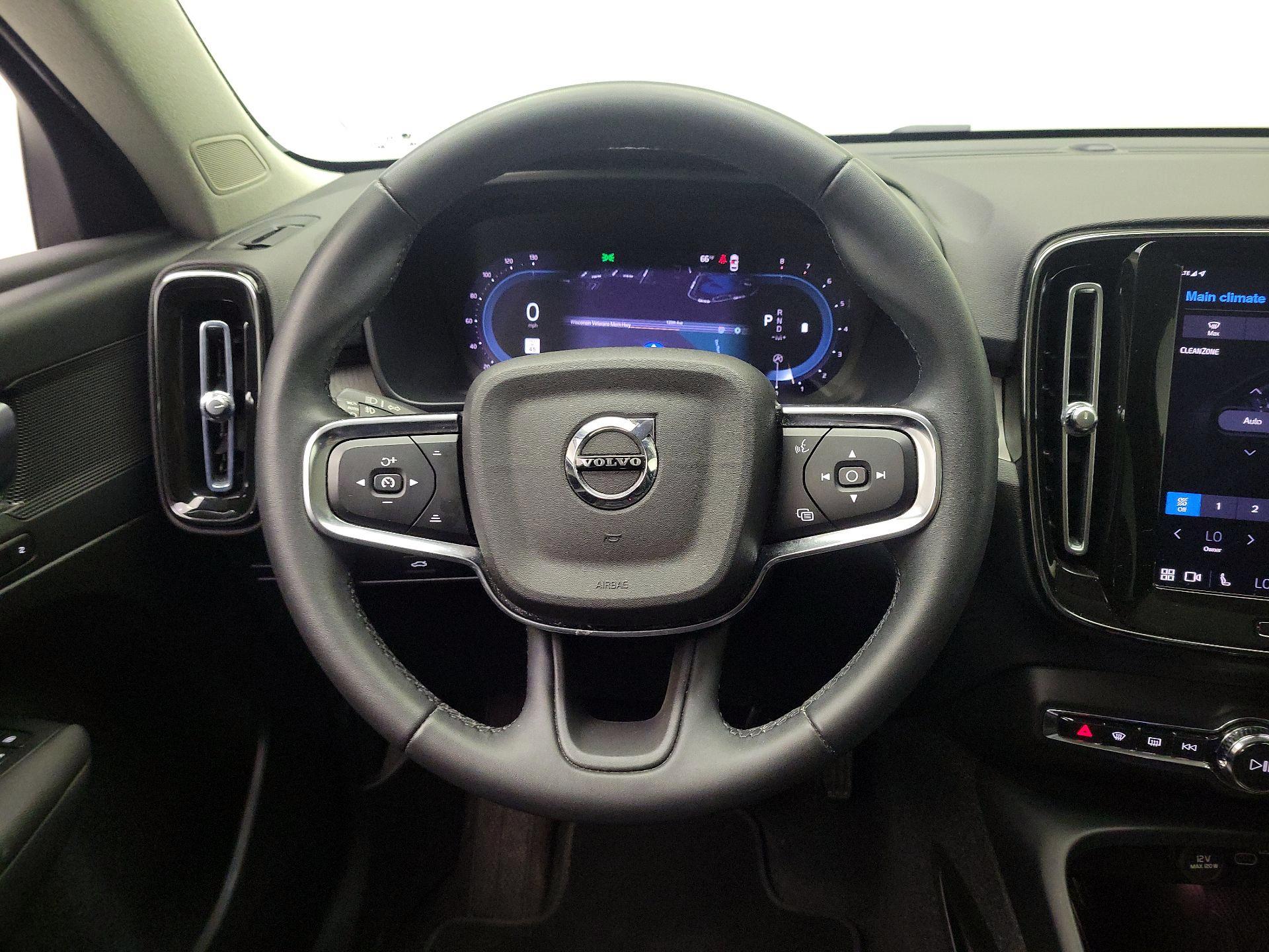 Thumbnail: 2023 Volvo XC40 - 10