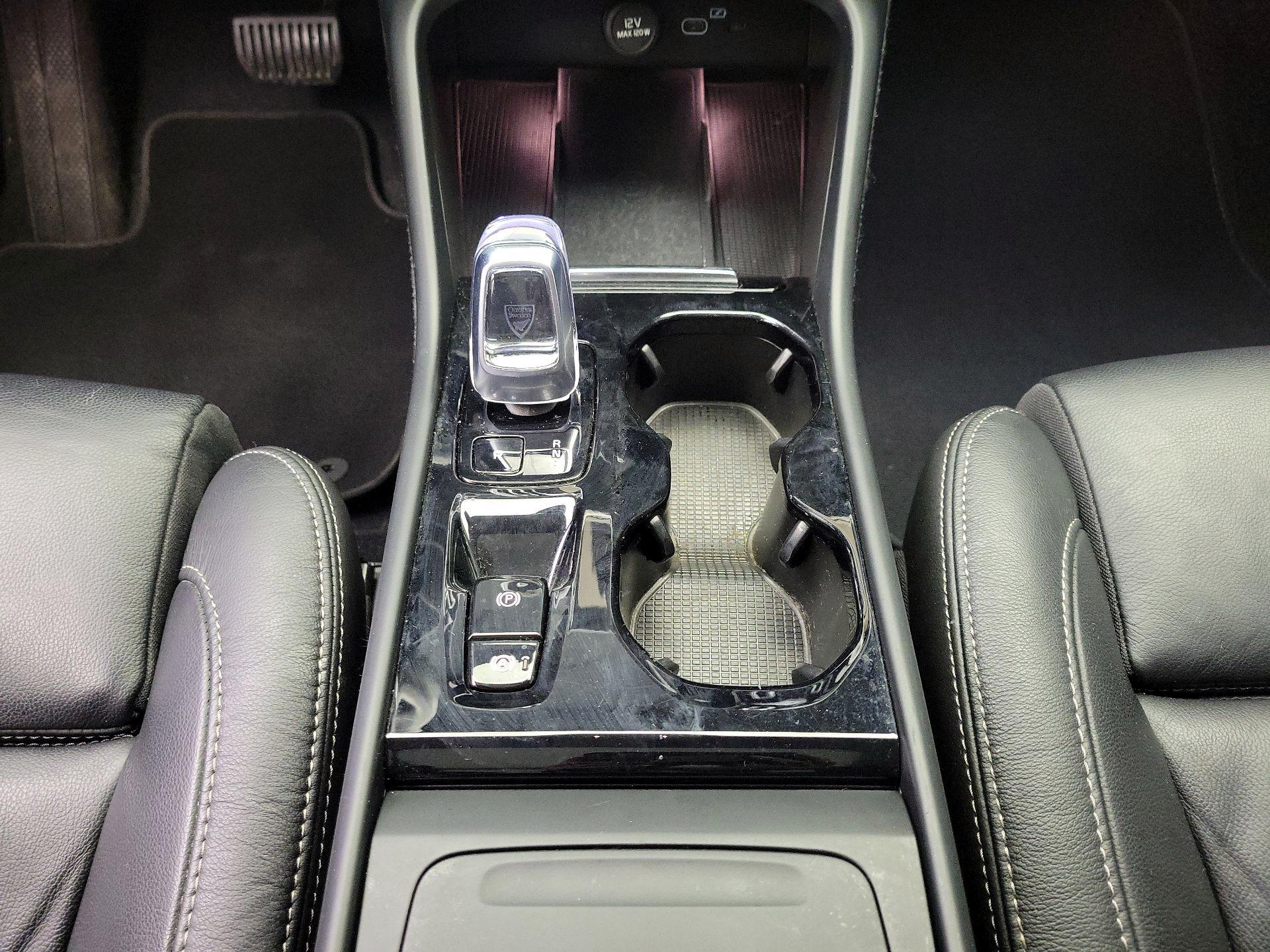 Thumbnail: 2023 Volvo XC40 - 17