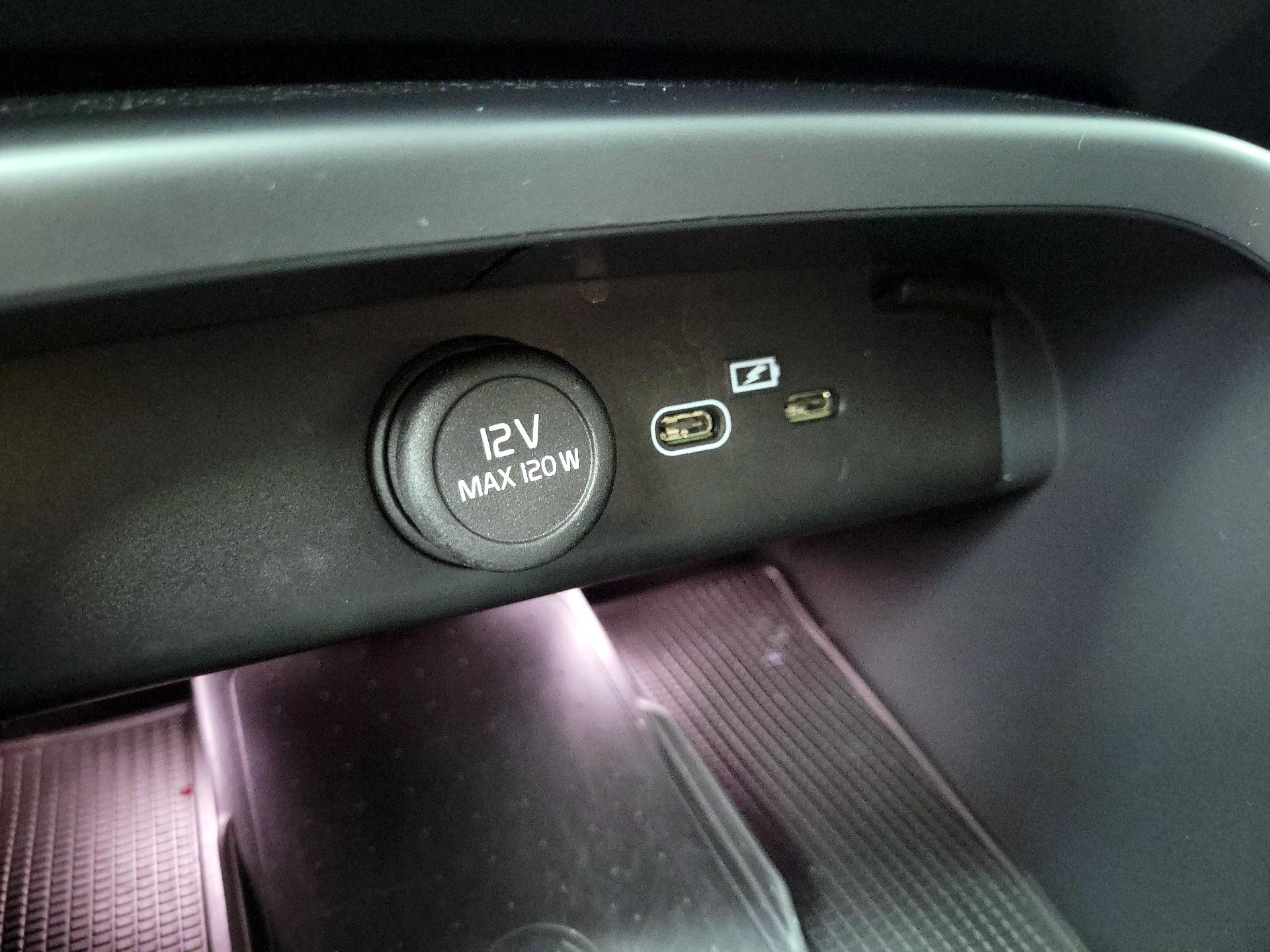 Thumbnail: 2023 Volvo XC40 - 18