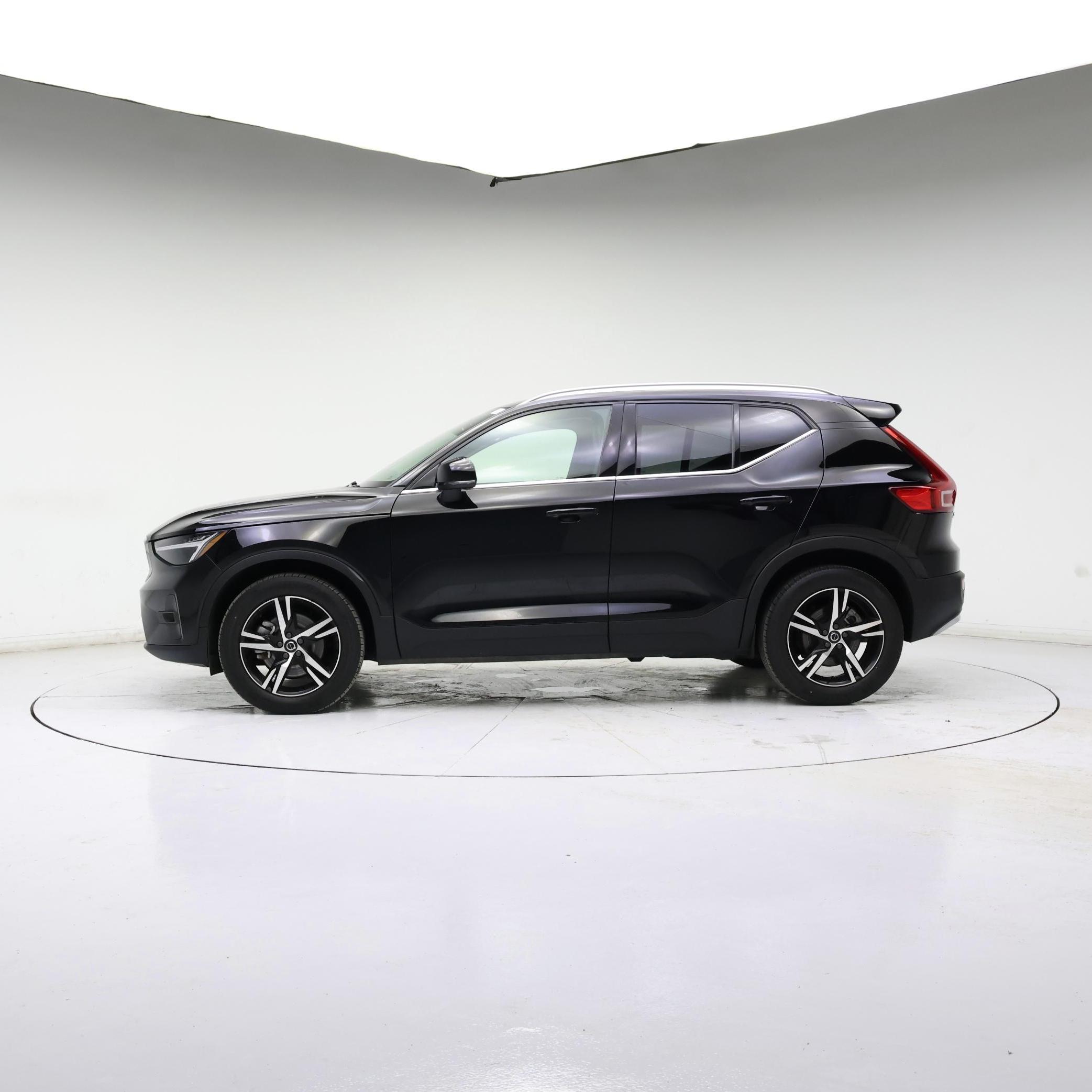 Thumbnail: 2023 Volvo XC40 - 3