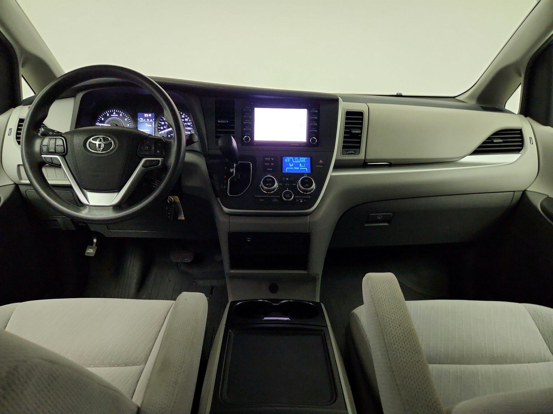 Thumbnail: 2020 Toyota Sienna - 9