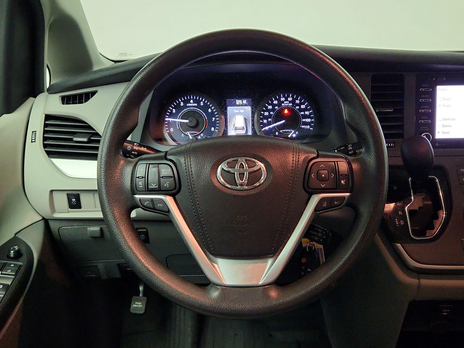 Thumbnail: 2020 Toyota Sienna - 10