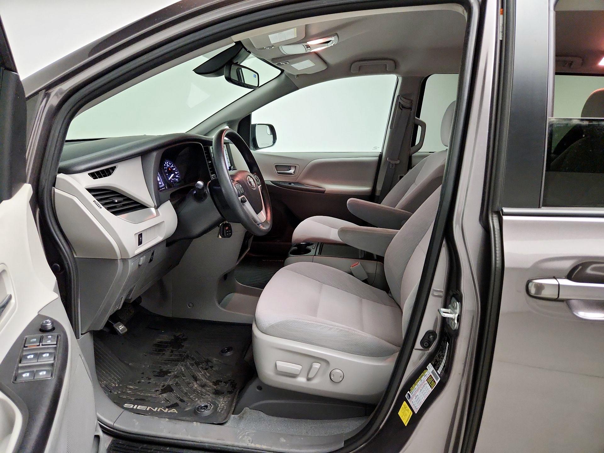 Thumbnail: 2020 Toyota Sienna - 11