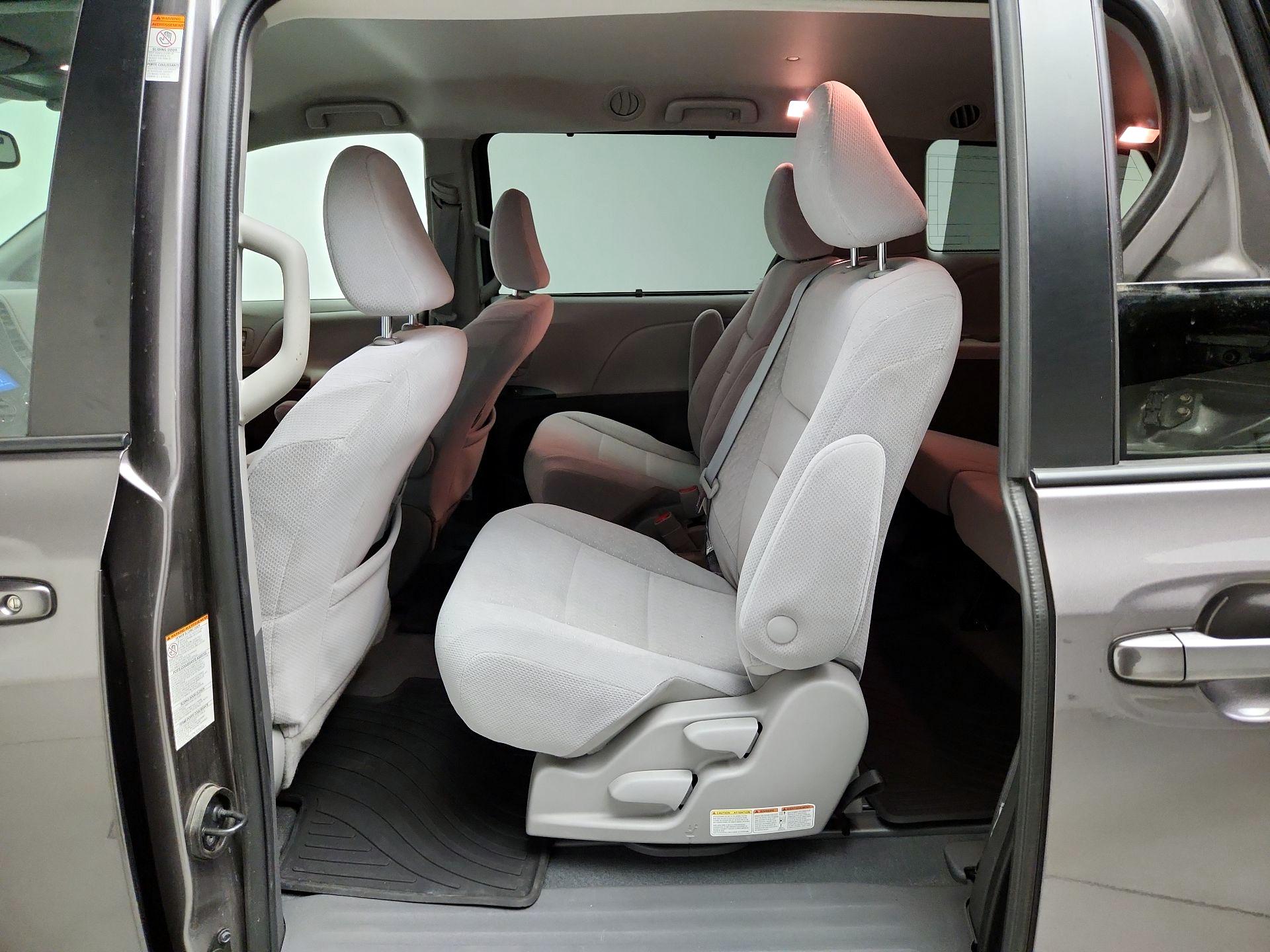 Thumbnail: 2020 Toyota Sienna - 19