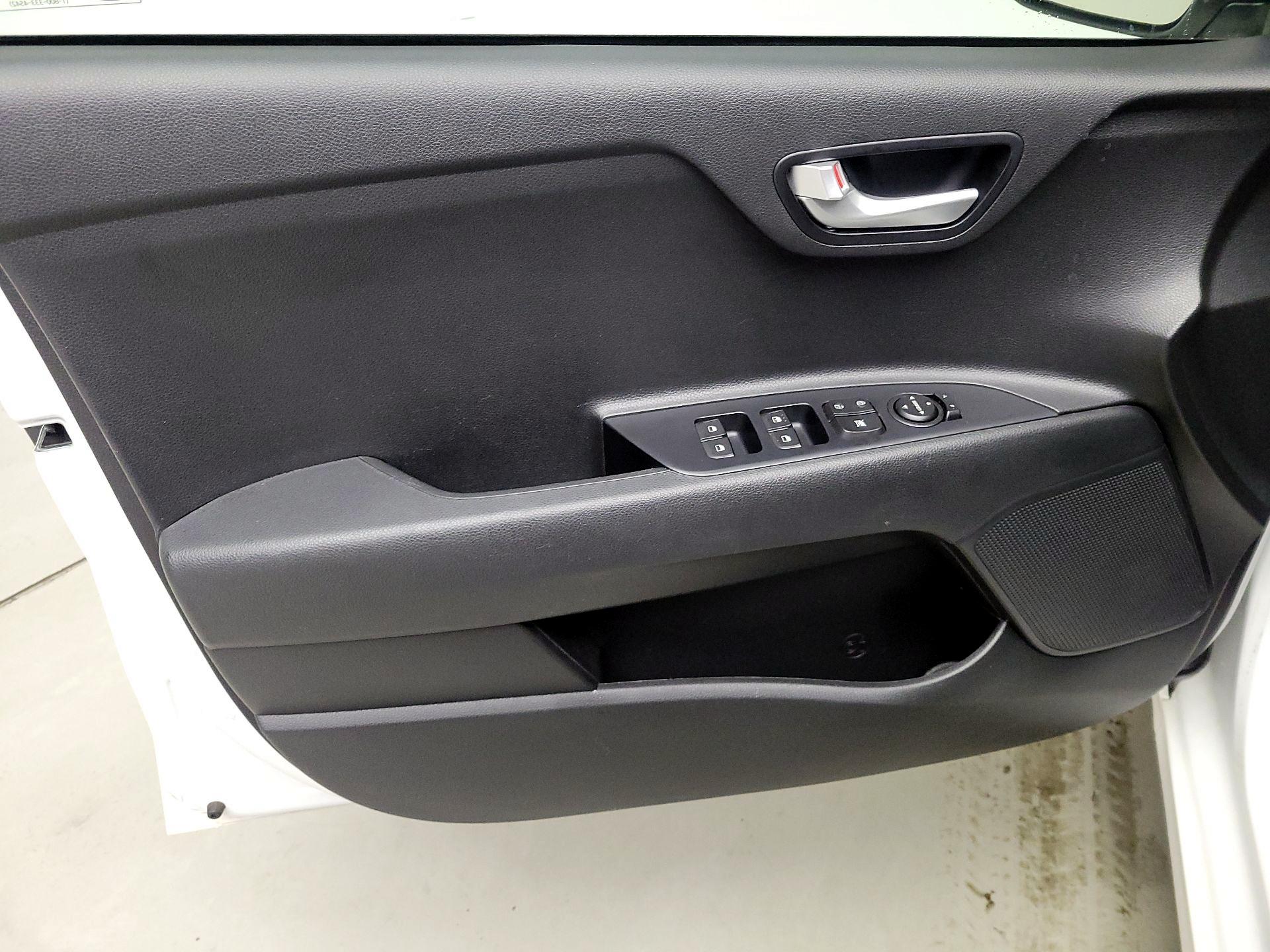 Thumbnail: 2020 Kia Rio - 12