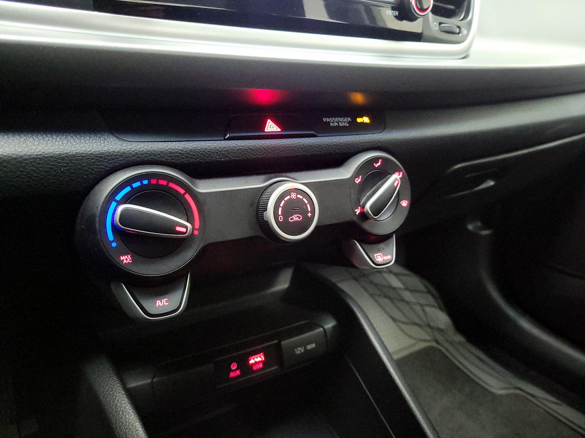 Thumbnail: 2020 Kia Rio - 16