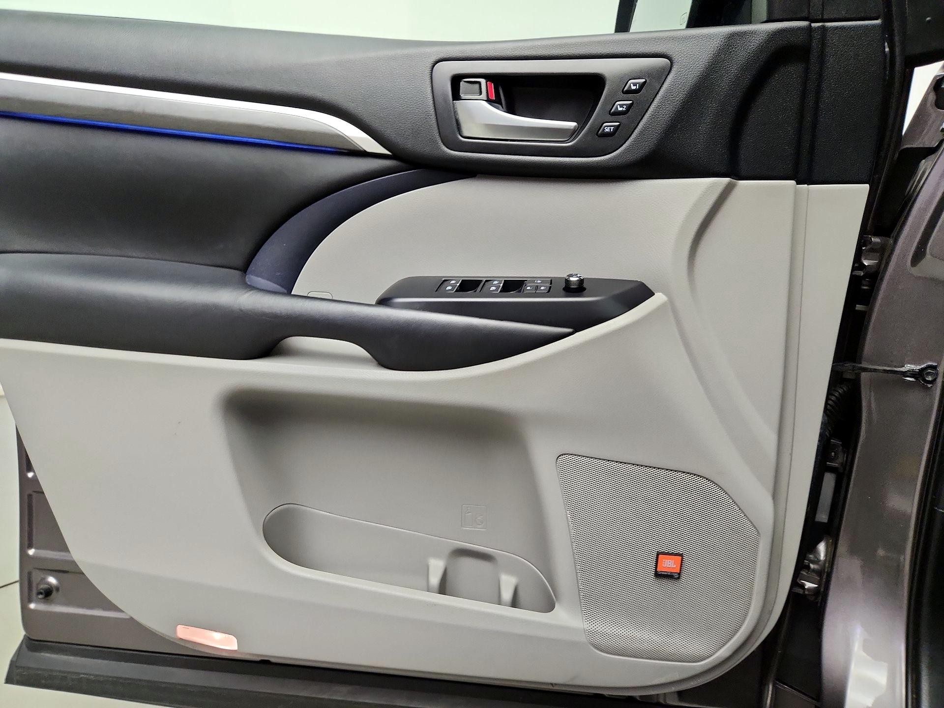 Thumbnail: 2019 Toyota Highlander - 12