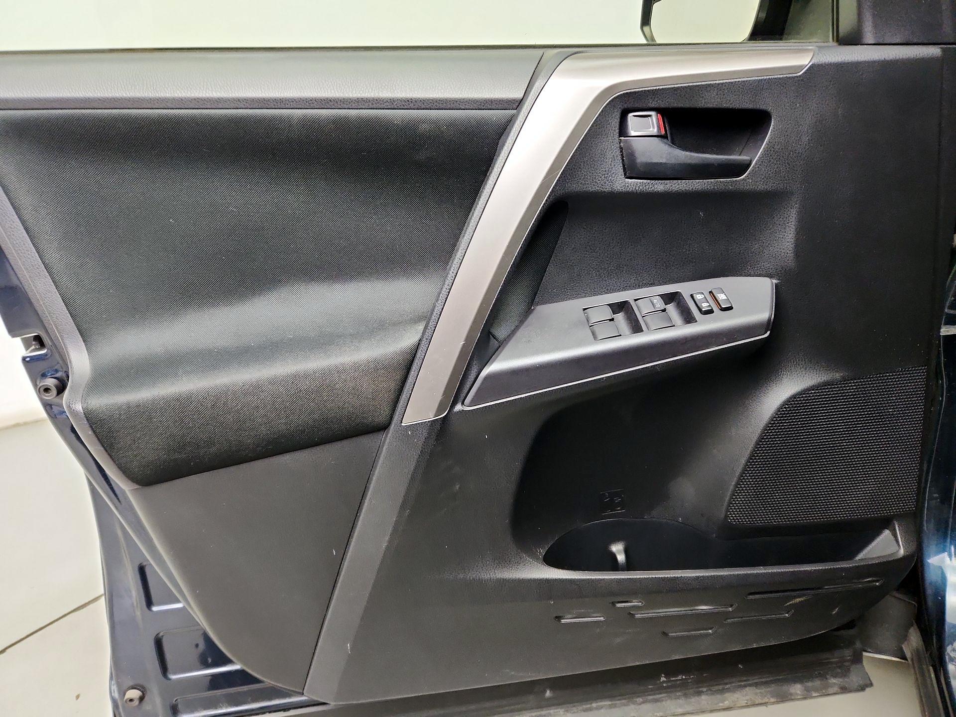 Thumbnail: 2018 Toyota RAV4 - 12