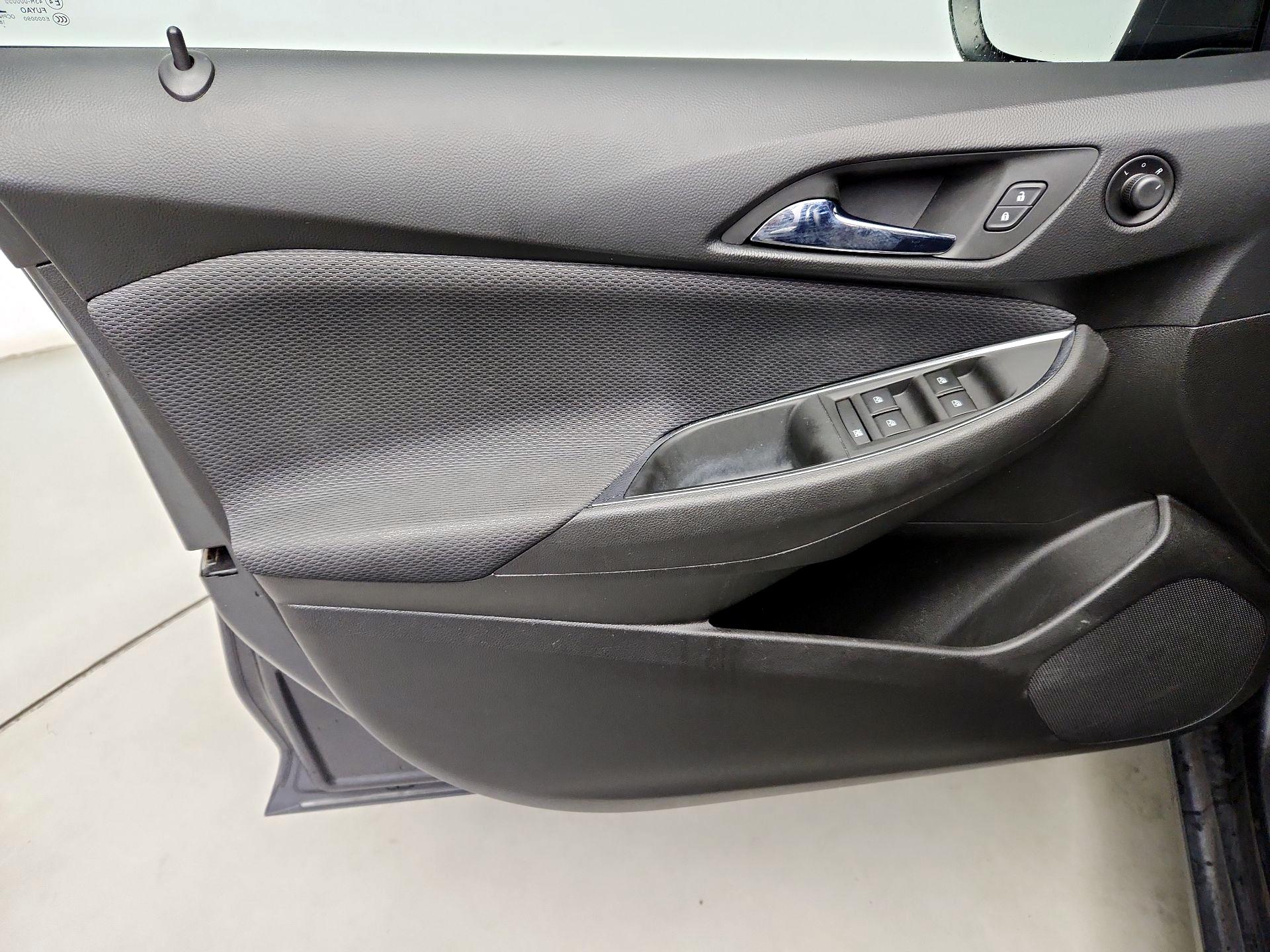 Thumbnail: 2019 Chevrolet Cruze - 12