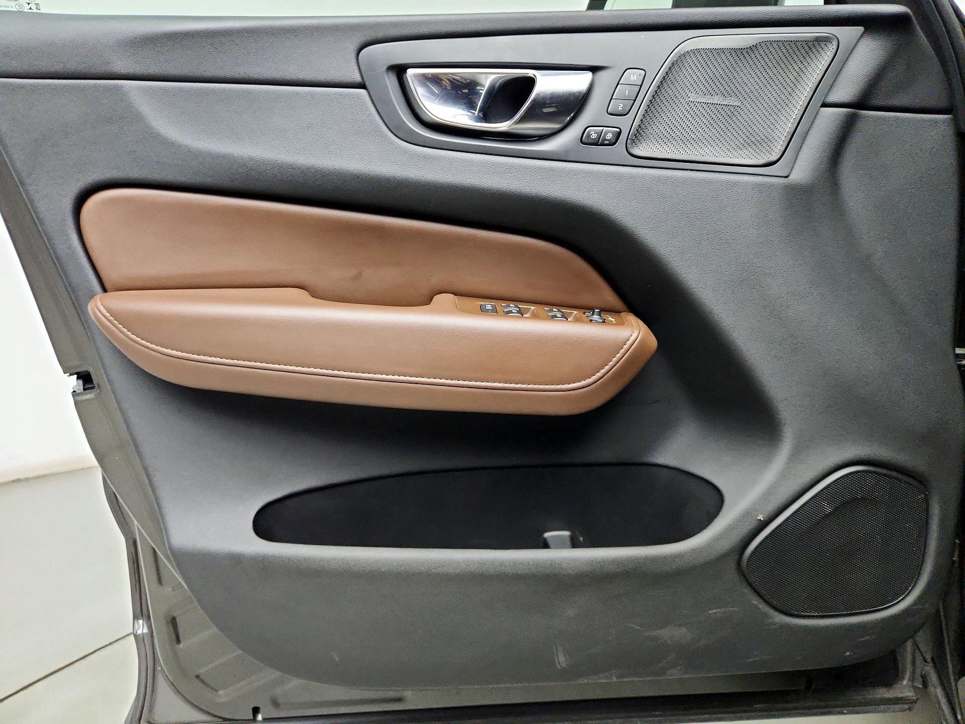 Thumbnail: 2021 Volvo XC60 - 12