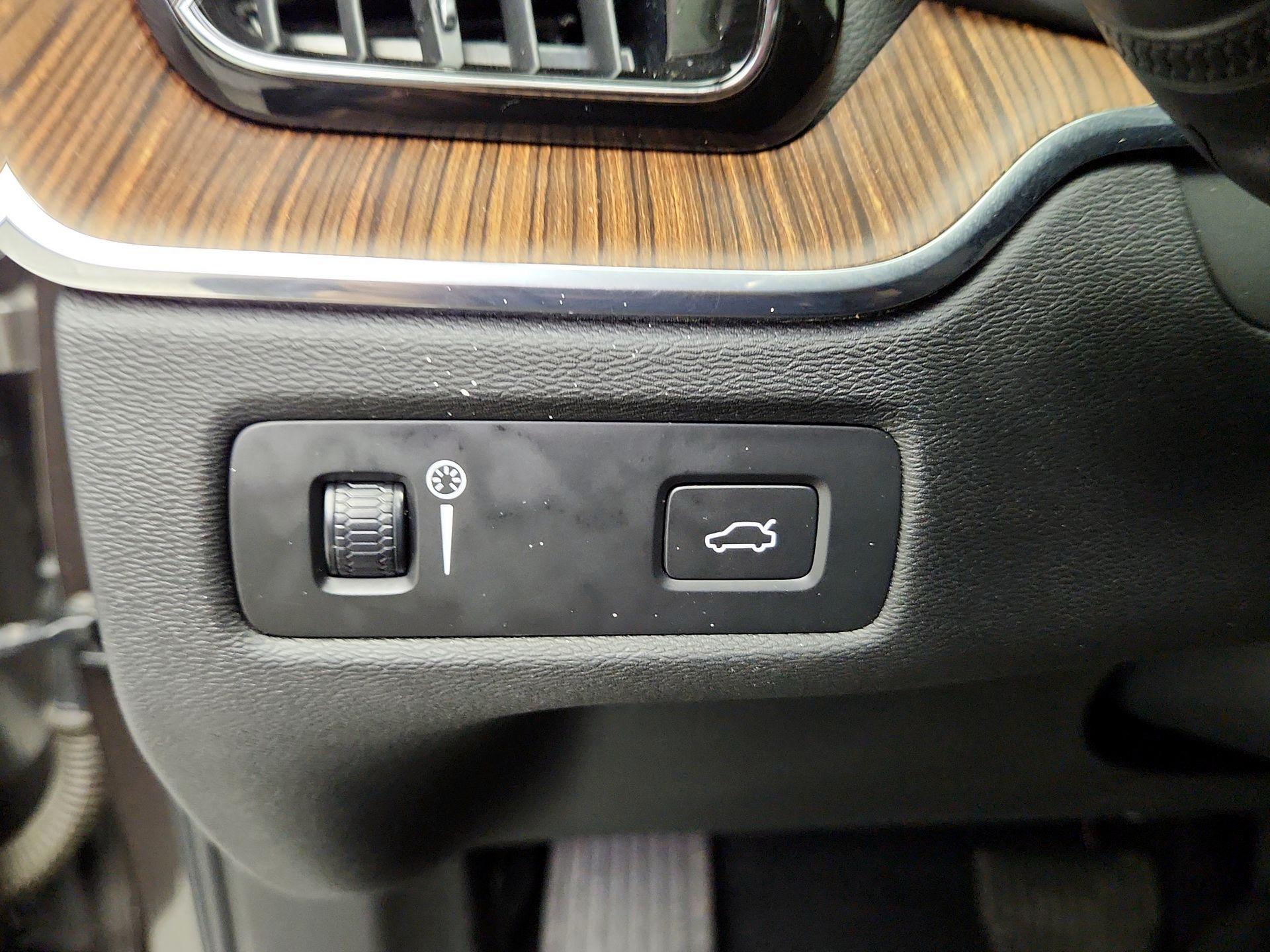 Thumbnail: 2021 Volvo XC60 - 13