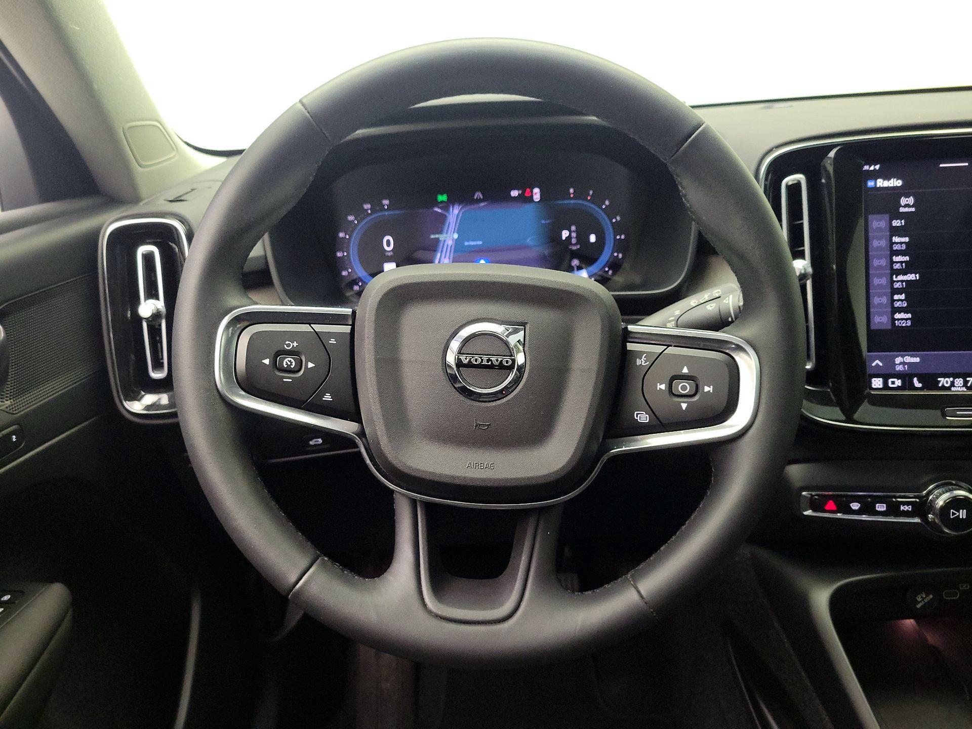 Thumbnail: 2023 Volvo XC40 - 10