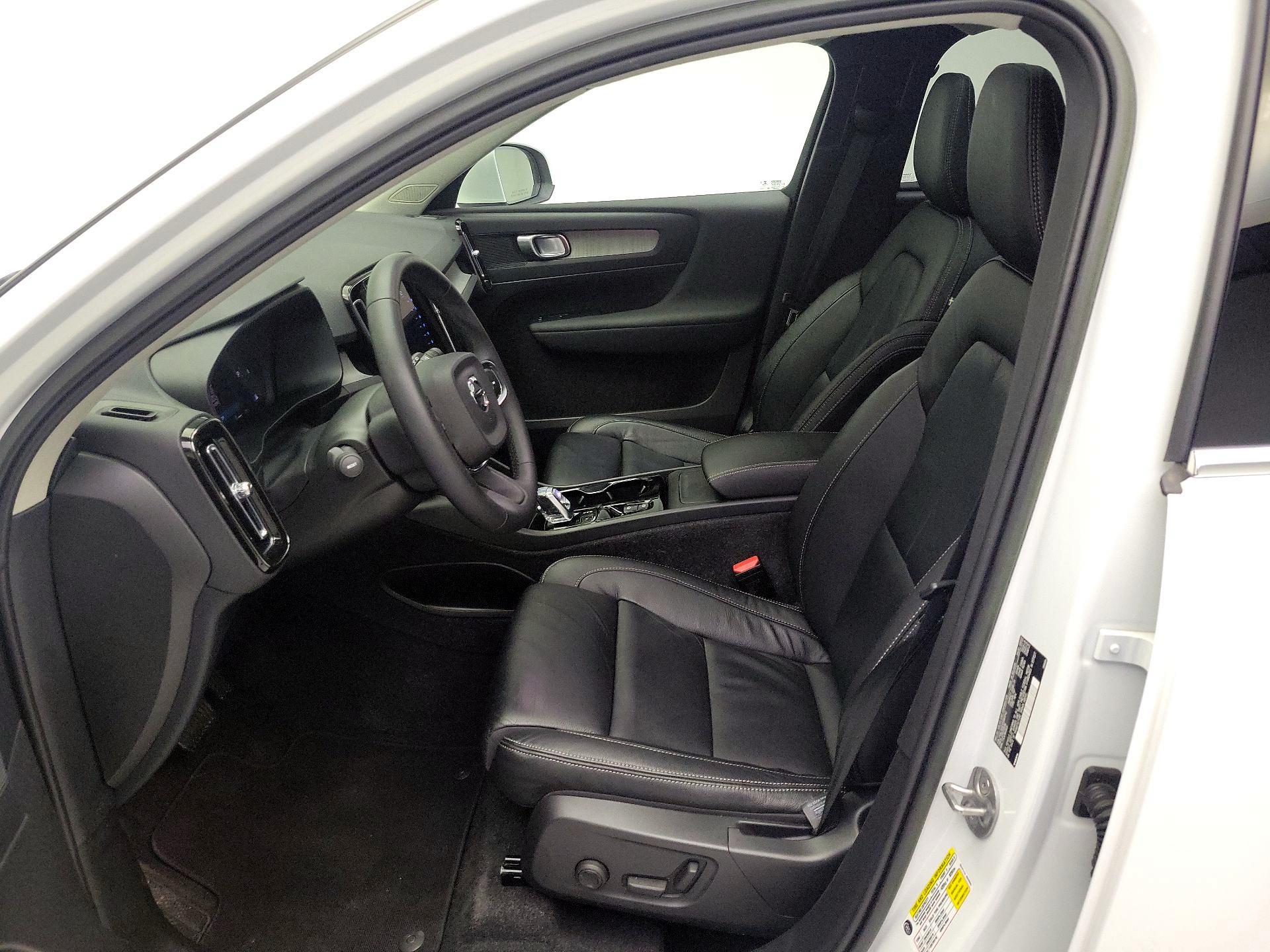 Thumbnail: 2023 Volvo XC40 - 11