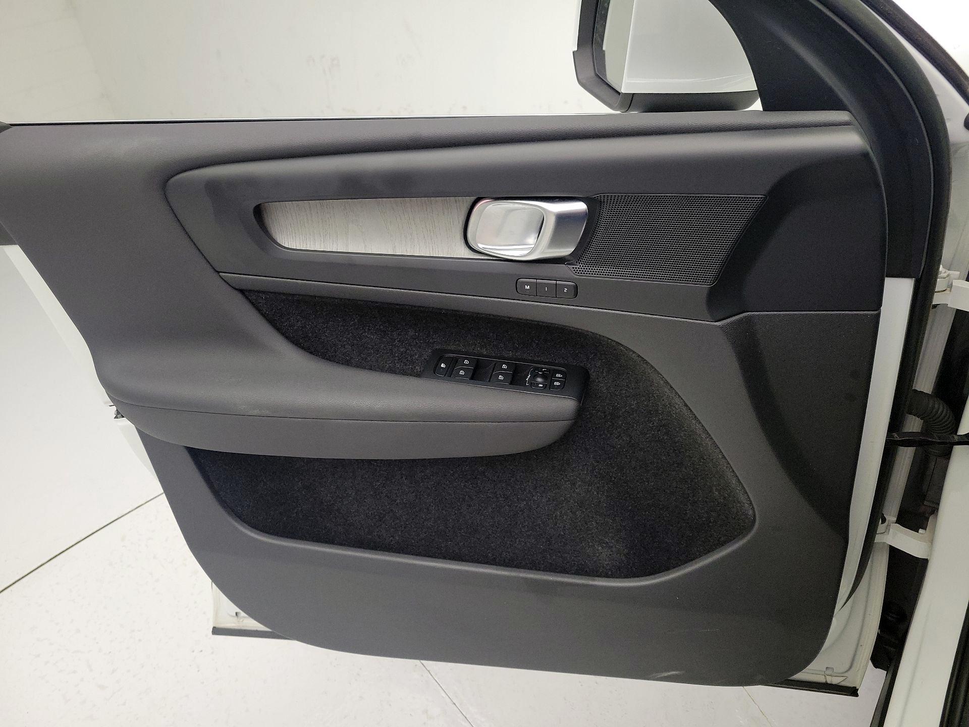 Thumbnail: 2023 Volvo XC40 - 12