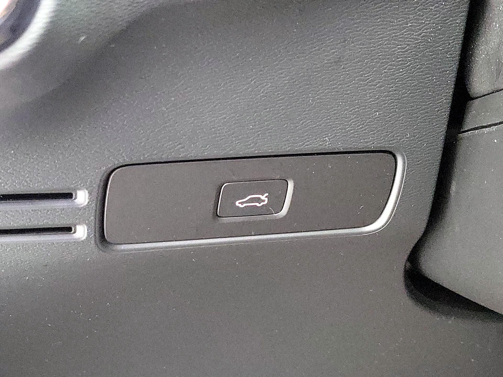 Thumbnail: 2023 Volvo XC40 - 13