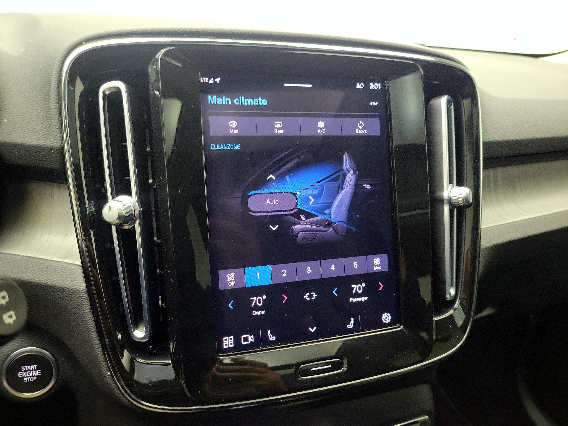 Thumbnail: 2023 Volvo XC40 - 17