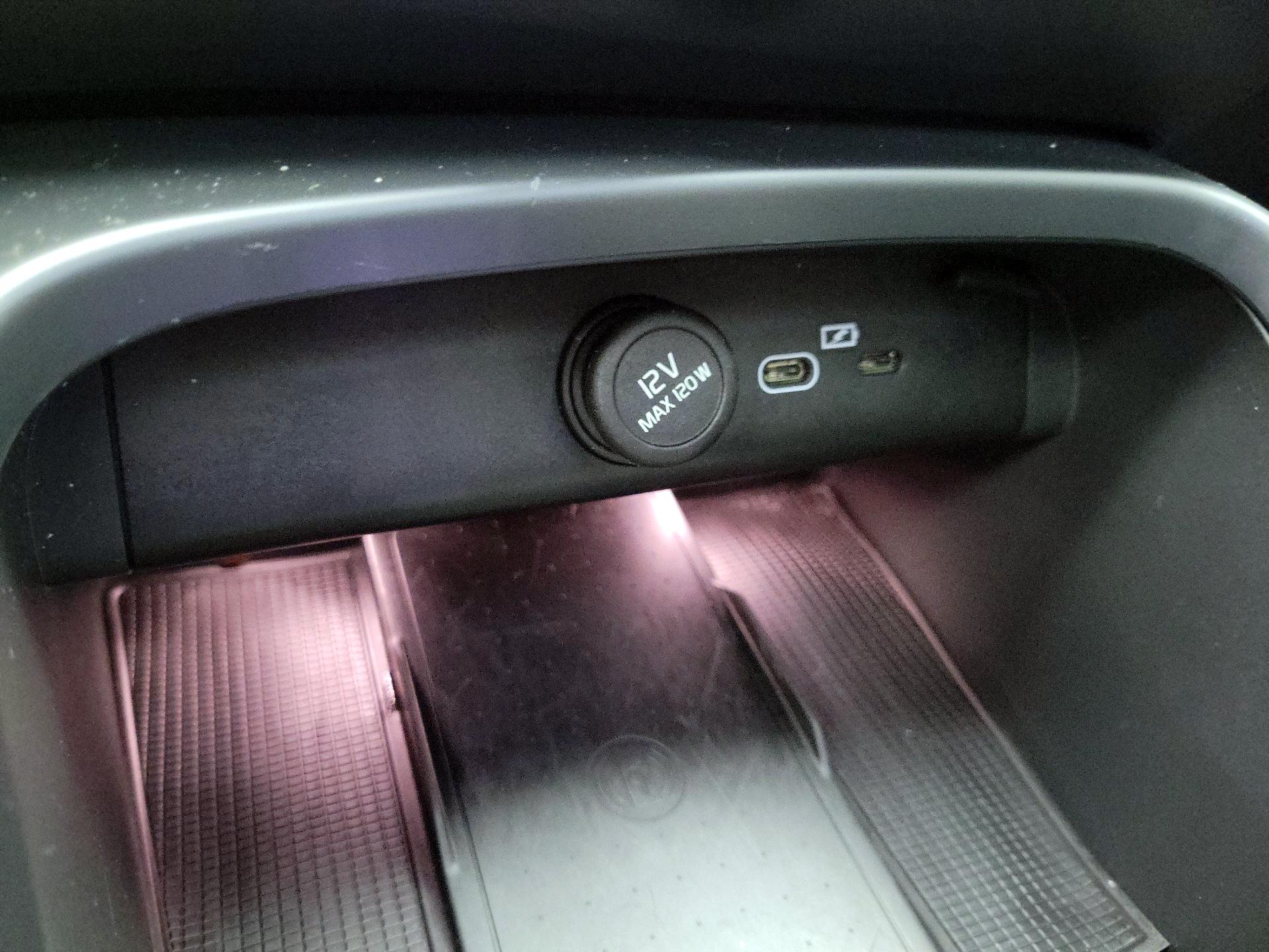 Thumbnail: 2023 Volvo XC40 - 19