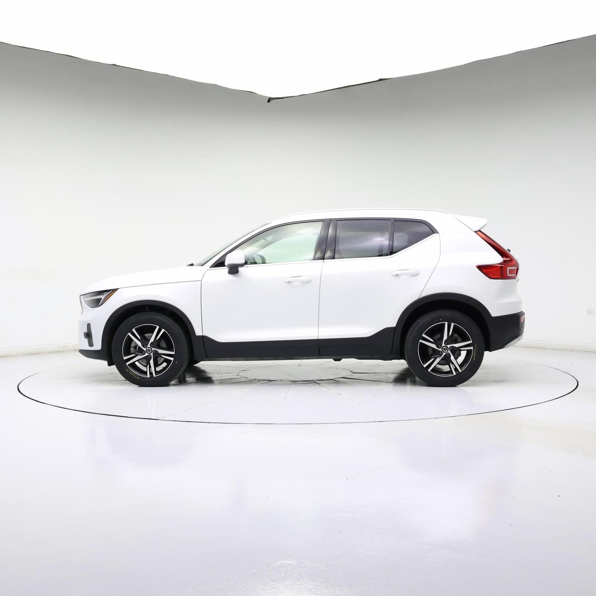 Thumbnail: 2023 Volvo XC40 - 3
