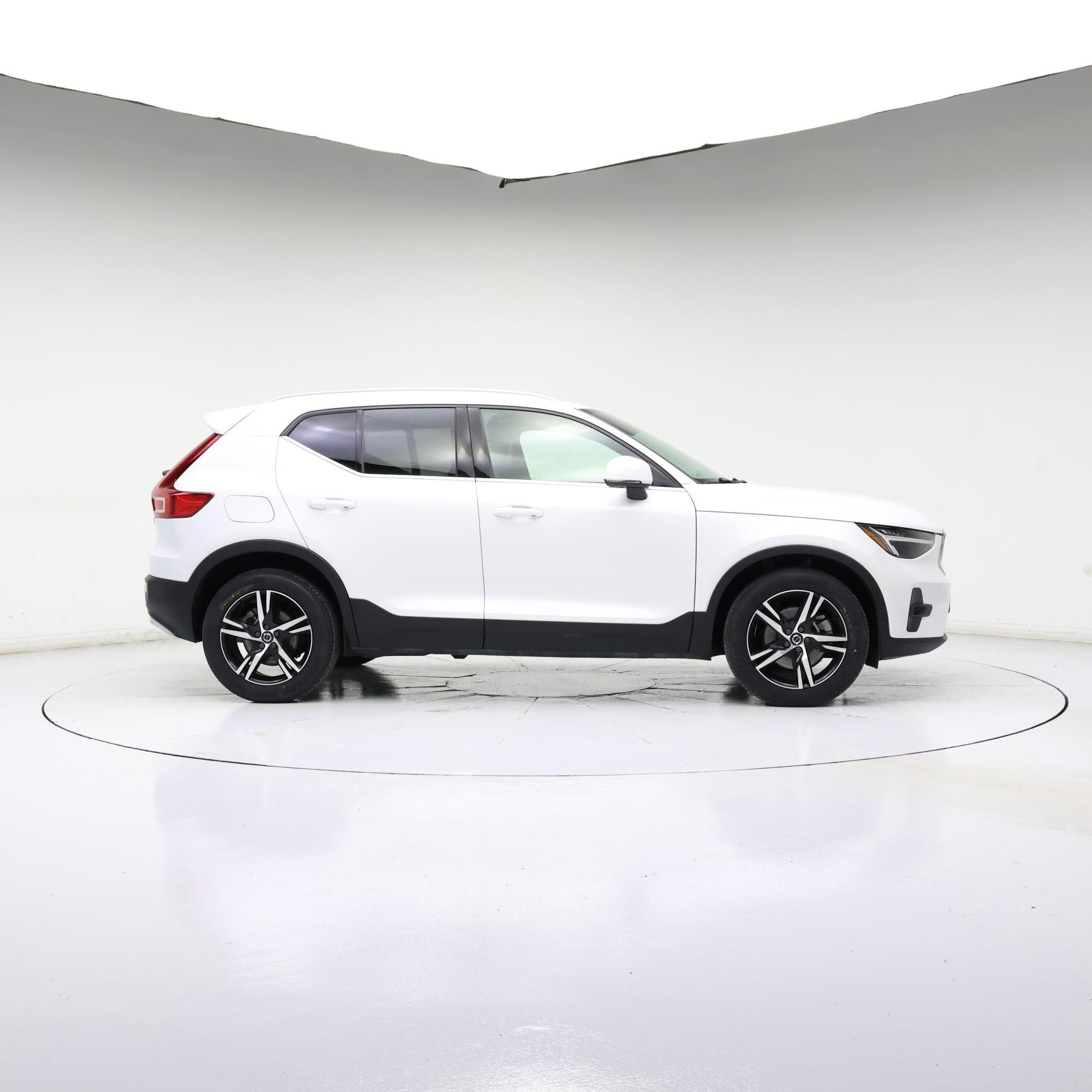 Thumbnail: 2023 Volvo XC40 - 7