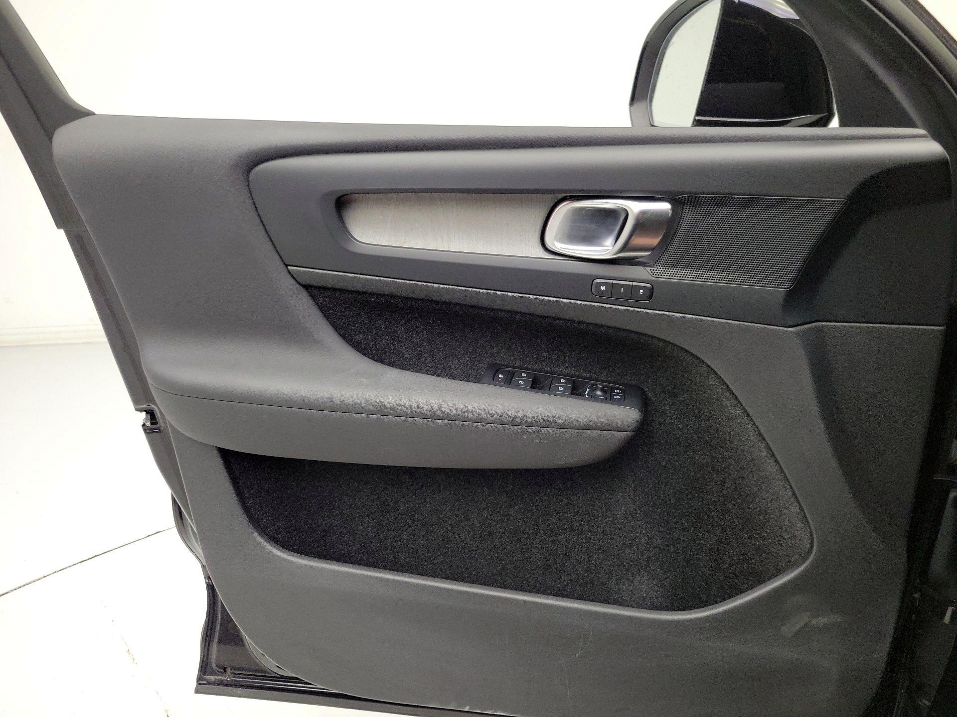 Thumbnail: 2023 Volvo XC40 - 12