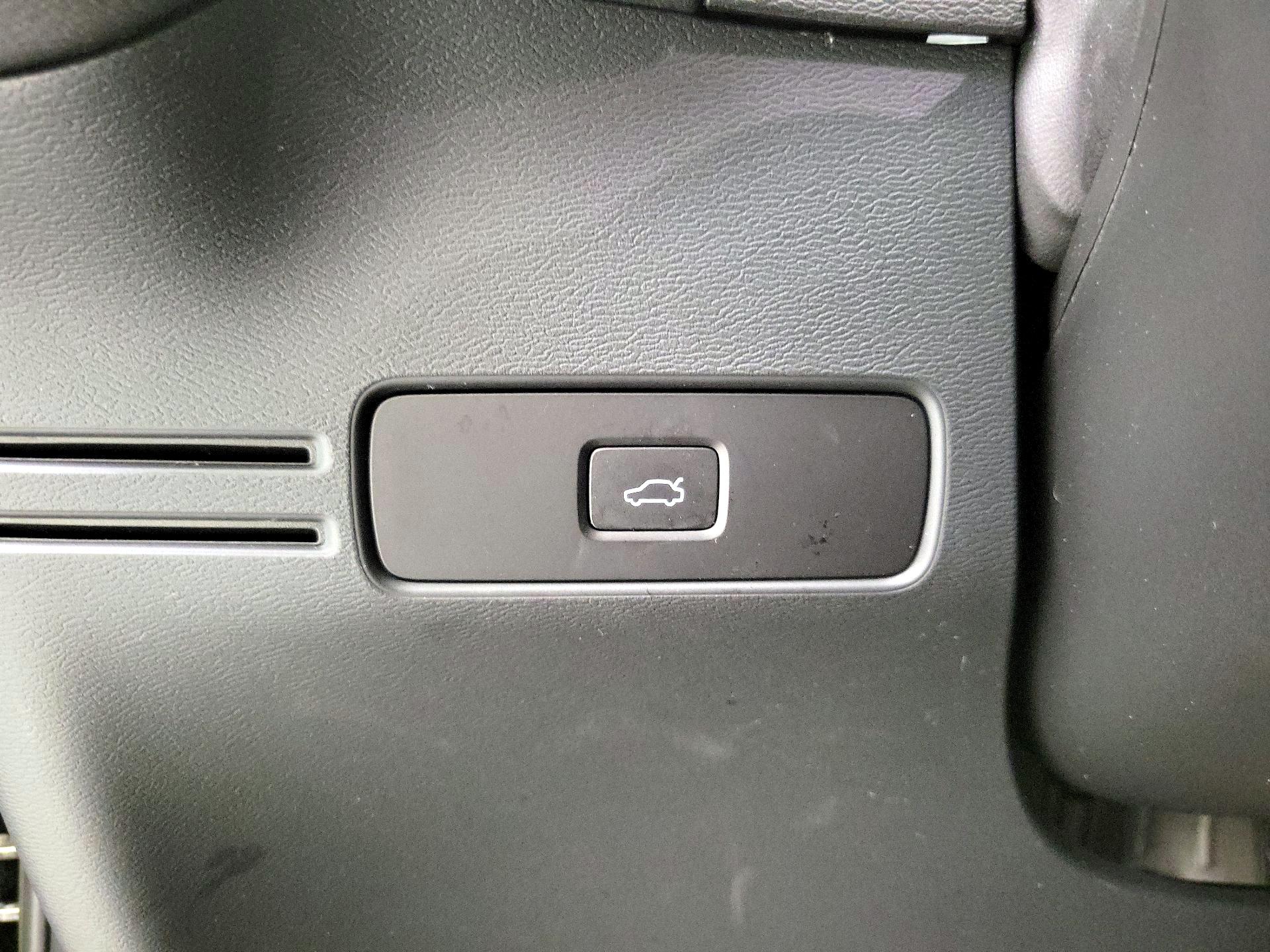 Thumbnail: 2023 Volvo XC40 - 13