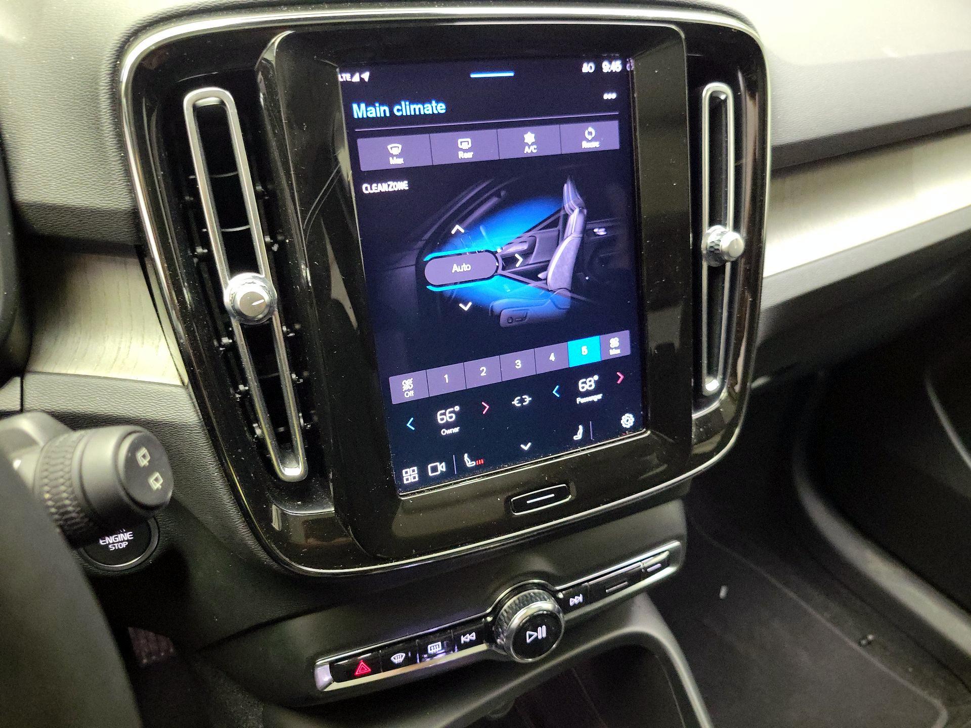 Thumbnail: 2023 Volvo XC40 - 17