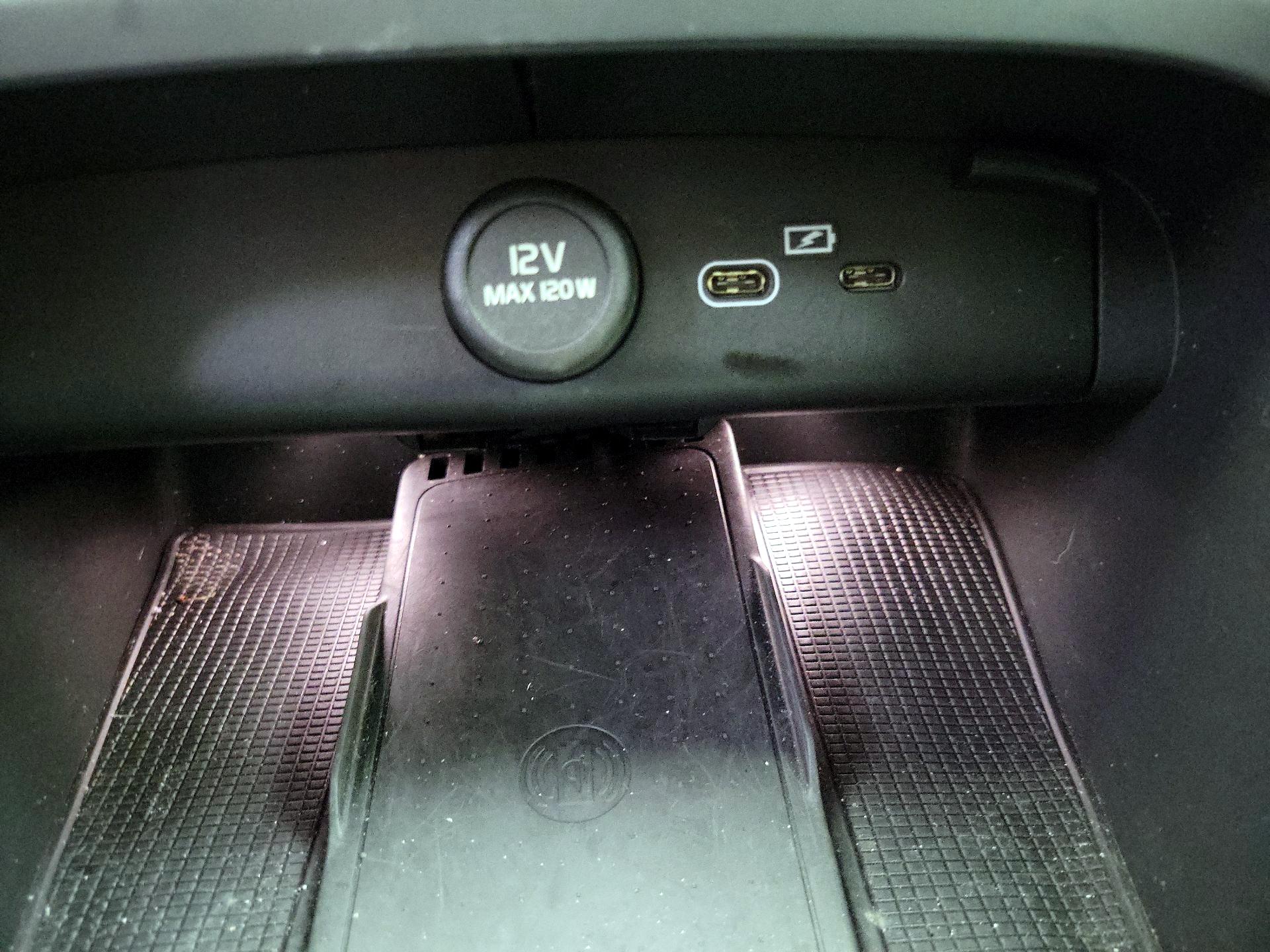 Thumbnail: 2023 Volvo XC40 - 19