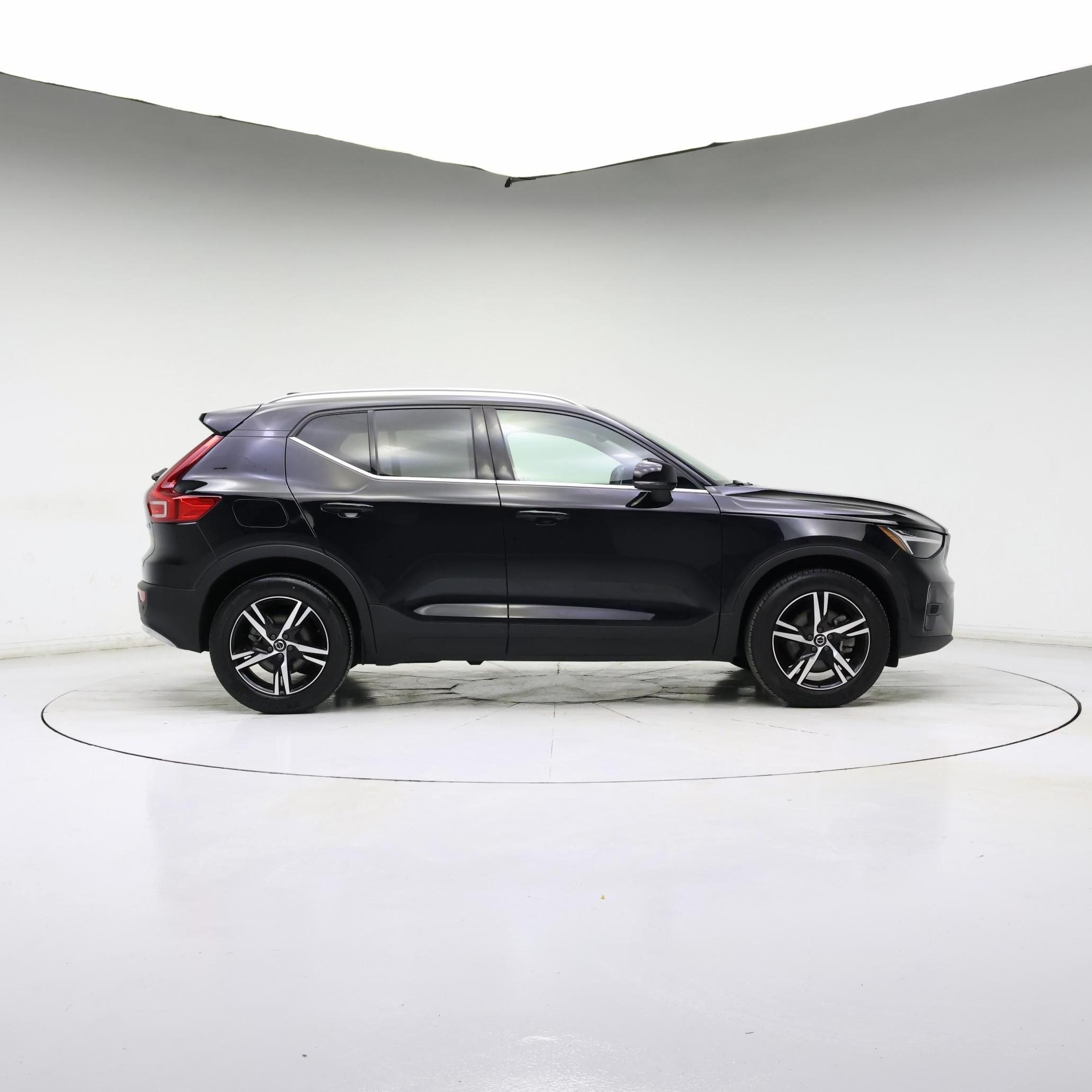 Thumbnail: 2023 Volvo XC40 - 3