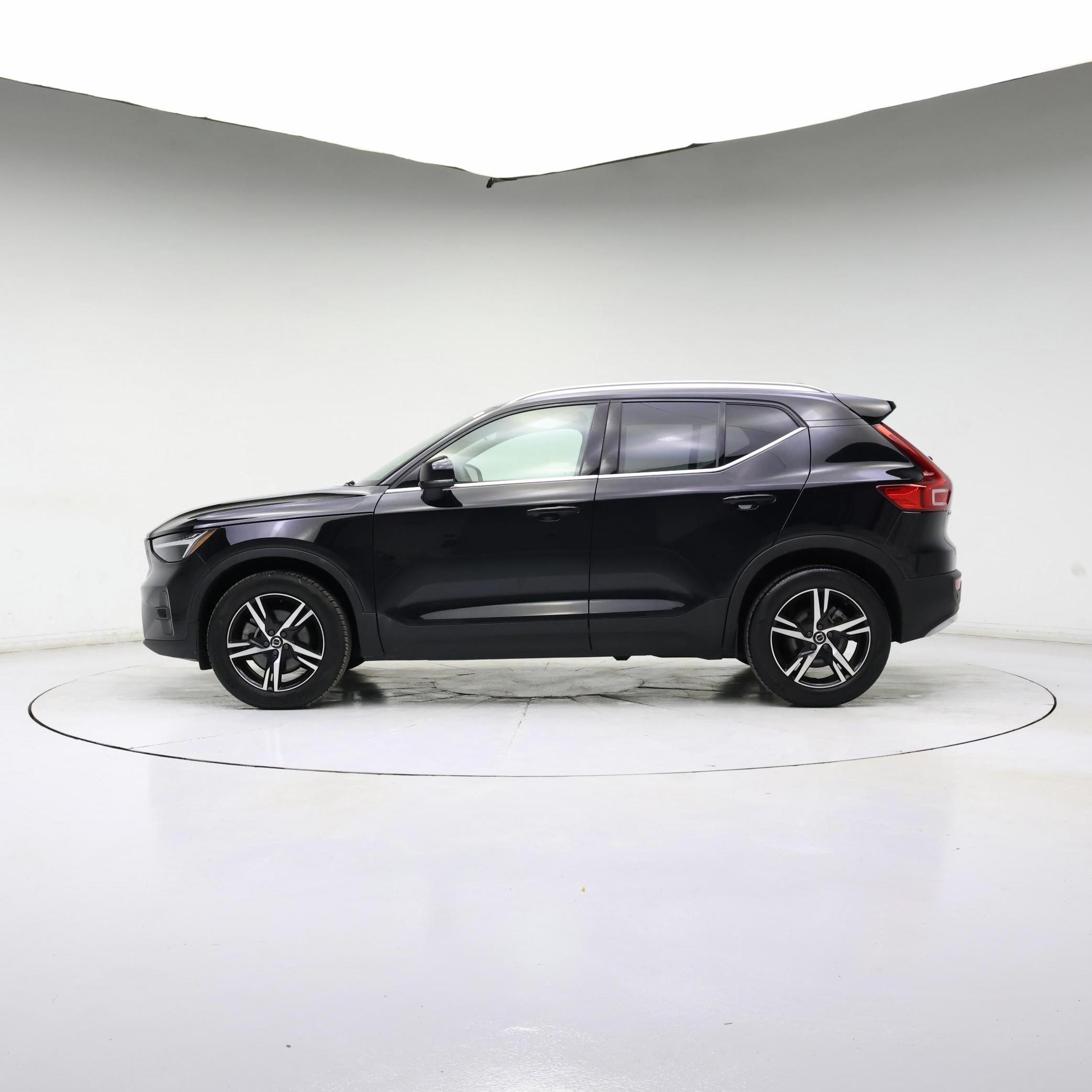 Thumbnail: 2023 Volvo XC40 - 7